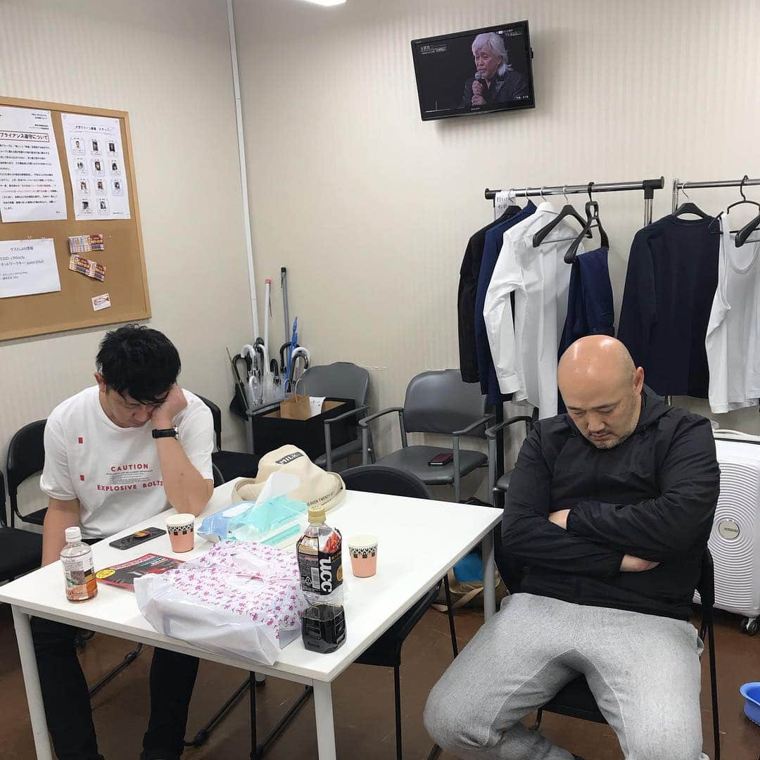 白井鉄也さんのインスタグラム写真 - (白井鉄也Instagram)「大宮の楽屋だよ！ 平和だね！ お正月の夕方みたい  #玉置浩二さんの曲を聞き入ってるご両人 #年末から忙しく朝も早いくて、まったりしながらのお正月の夕方みたい #玉置浩二なんの歌かクイズ #ナッパの休憩中 #迷宮入りしそう #玉置浩二ラリホー #置いて行かれた2人 #海外旅行で荷物盗まれた #合格の電話待ち #外で暴れてる、どデカイモンスターを操ってる能力者 #メンヘラ地下アイドルの運営人 #休める時に休んでおく、ガンダムの整備士 #脱走される刑務官 #目の前のお姉さんのスカートめくれろ〜！ #門限越えた時のリビング #実は兄弟の敵 #玉置浩二スリプル #玉置浩二国 #東京ダイナマイトの松田さん #くまだまさしさん #麒麟の川島さんみたいに上手くいかない #川島さんやっぱ凄い！ #大宮」10月27日 17時53分 - shiraichimon