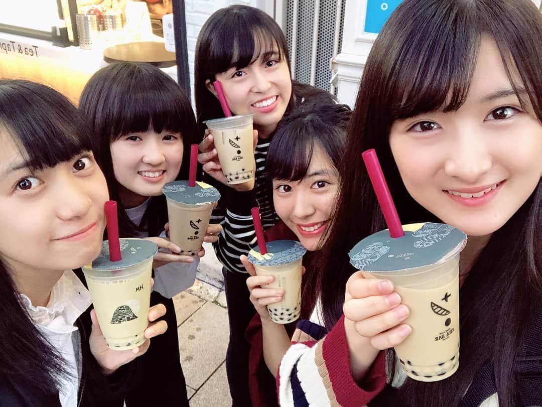 中村優のインスタグラム：「卒業ライブまであと1週間！😳 レッスンに励んでます。 11月3日のライブ、曲数的にも内容的にもめっっっちゃボリュームあるのでお楽しみに。 . 今日は5人でタピオカ飲んじゃいました🙆🏻‍♀️楽しかった〜！！！ . . あ、今めっちゃ風邪はやってるから気をつけてね！体調管理たいせつ🙏🏻 . 3日のライブのチケット 各種プレイガイドで絶賛発売中です！来てね！！！ うーん、まだ最後のライブっていう感覚わかないなあ😢 でも！とにかく楽しみたいです！ . #茶bar #茶バー #タピオカ巡り #ほうじ茶タピオカ #タピ活 #表参道スイーツ  #東京タピオカ #表参道グルメ #渋谷グルメ  #3Bjunior #スターダストプロモーション #スタプラ #3bjr #葉月智子 #栗本柚希 #永山真愛 #斎藤夏鈴 #中村優」