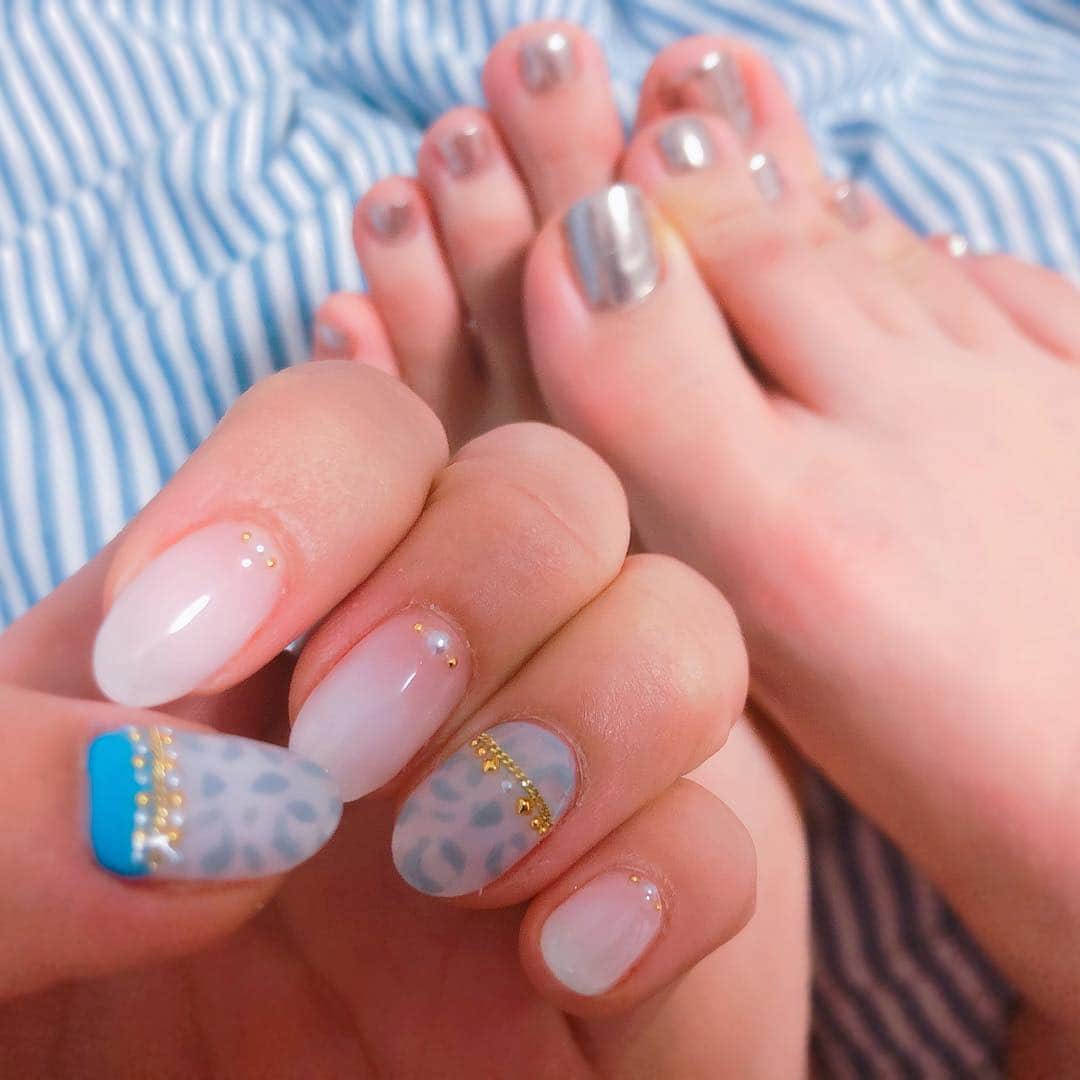 大家志津香さんのインスタグラム写真 - (大家志津香Instagram)「. . new nail♡ . いつもお世話になっている 代官山の RUBY&ONYXさんでっ . フットはシンプルにミラーのみ。 . . 最近水色好きが加速してる。。 . 展示会とかでも 水色の洋服みたらとりあえず頼みたい衝動にかられて恐ろしい。 水色すき。。 . . #nail #nailart  #レオパードネイル  #newnail  #ネイル #ジェルネイル」10月27日 18時21分 - ooyachaaan1228