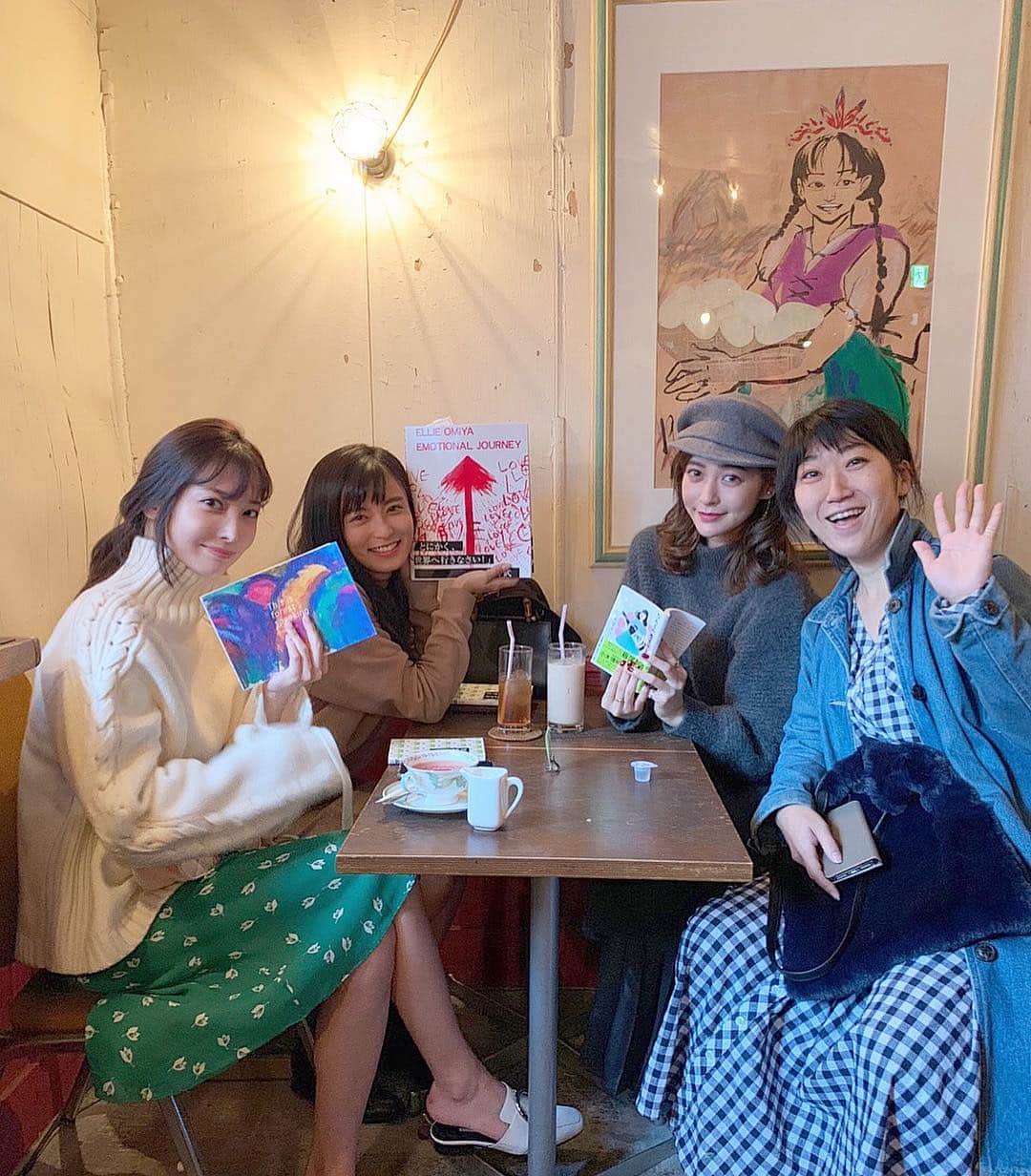 大石絵理のインスタグラム：「いつもの3人＋エリーさん😍🎨 エリーさんの描く絵と詩が、ほんとうにスキ。。。 新しい本いただいちゃった😝」