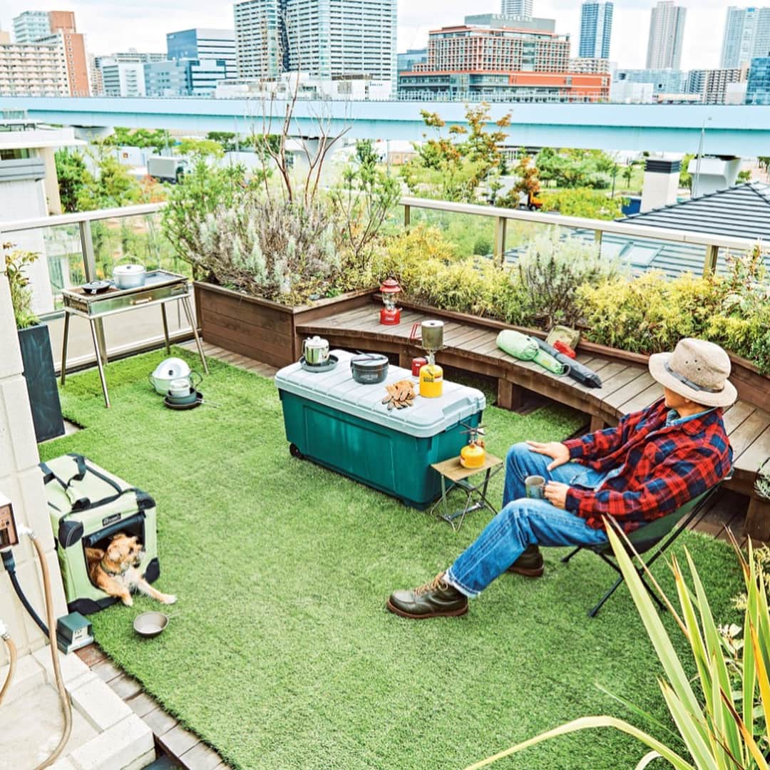 のインスタグラム：「屋上リビングを愛犬が走りまわることのできるドッグランにアレンジ。  人工芝を敷くことで、足触りもよく犬も走りやすい環境を整えることができます。秋晴れの休日に、飼い主と愛犬がリラックスして過ごせる屋上のプライベート空間、是非一度ヘーベルハウスの展示場で体感してみてください！  ヘーベルハウスの展示場では明日までアウトドアリビングフェアを開催しています！  プロフィールのURLに特設ページのリンクがはられていますので、そちらからアクセスしてみてください！  ちなみに、こちらの写真はHailMary MagazineのThe HAUS BOOK vol.07で以前掲載頂いた写真です！ 合わせてチェックしてみてください。  #ヘーベルハウス #アウトドアリビング #フェア #アウトドア好きな人と繋がりたい #住宅展示場 #モデルハウス #住まい #屋上 #バルコニーライフ #人工芝 #ドッグラン #愛犬 #犬と暮らす家  #間取りアイデア #グランピング #非日常空間 #休日の過ごし方 #outdoor #outdoorliving #homedecor #rooftop #balconylife #hailmarymagazine #architecture #furniture #instahome #hebelhaus #hebel」
