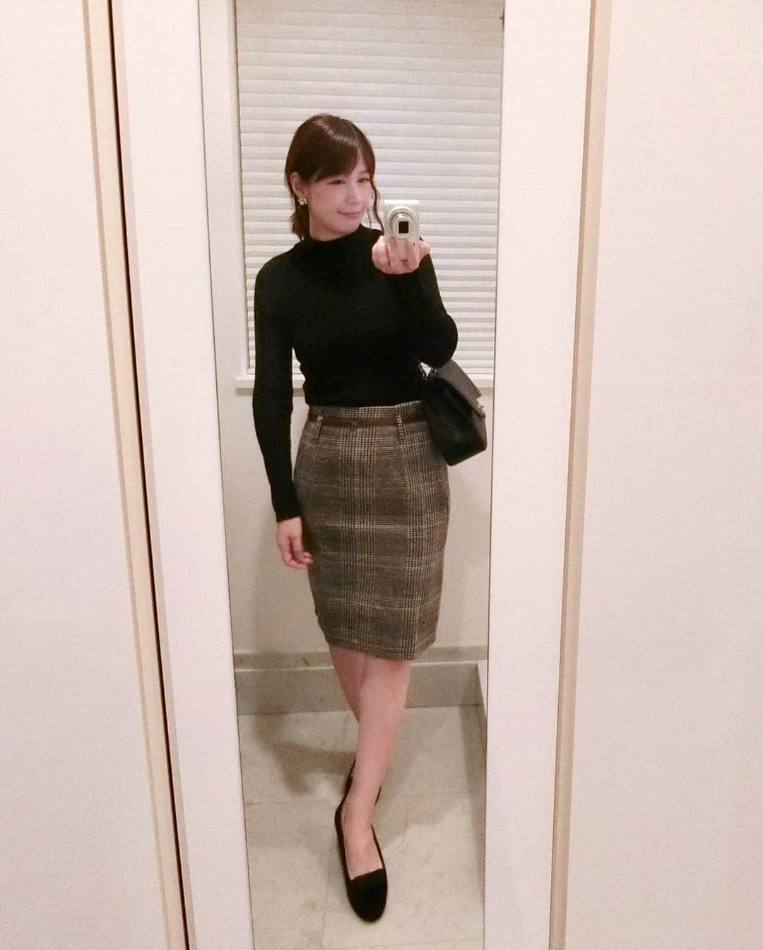 相沢まきさんのインスタグラム写真 - (相沢まきInstagram)「体重よりも体型がなかなか戻りません💦 ゆるい格好ばかりしてると自分に甘くなるからタイトスカートにトライ。 ベルト付きでまさかの３千円 プチプラ大好き❤  @miluu_official  #Lサイズなのはここだけの話 #プチプラコーデ #プチプラファッション #ママコーデ #miluu」10月27日 19時39分 - maki_aizawa0414