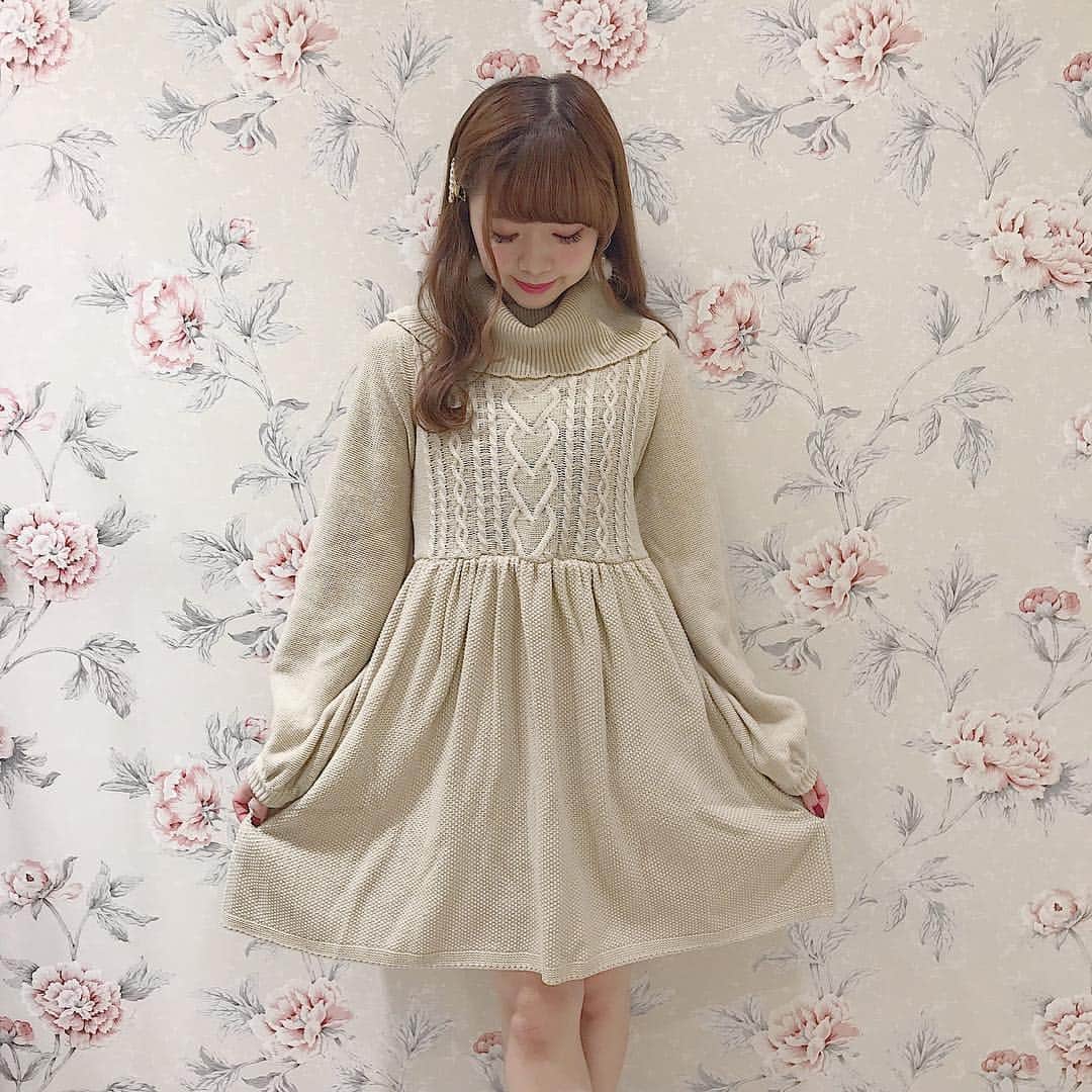 evelyn.coordinateさんのインスタグラム写真 - (evelyn.coordinateInstagram)「. . 秋冬にぴったりの タートルネックニットOP👗♡ . . ポテッとしたお袖や 胸元のハート模様が とってもかわいいニットワンピです💗💗 . ふわっと広がるシルエットなので 一枚で着ていただけてとっても楽ちん🎠♪ . タートルネックですが 苦しくないのもpoint☝︎💫 . . 冬は2wayコートと合わせて🧣✨ . 2wayコートは前を開けてもかわいいので 中のお洋服を隠さず着ていただけます🐰💕 . タートルネックとコートのファーで 首元あったか💓 . . . タートルネックニットOP▷¥7,900+tax 2wayコート▷¥15,800+tax . . #evelyn #エブリン #coordinate #knit #onepiece」10月27日 20時03分 - evelyn.coordinate