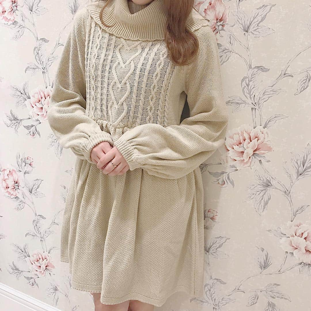 evelyn.coordinateさんのインスタグラム写真 - (evelyn.coordinateInstagram)「. . 秋冬にぴったりの タートルネックニットOP👗♡ . . ポテッとしたお袖や 胸元のハート模様が とってもかわいいニットワンピです💗💗 . ふわっと広がるシルエットなので 一枚で着ていただけてとっても楽ちん🎠♪ . タートルネックですが 苦しくないのもpoint☝︎💫 . . 冬は2wayコートと合わせて🧣✨ . 2wayコートは前を開けてもかわいいので 中のお洋服を隠さず着ていただけます🐰💕 . タートルネックとコートのファーで 首元あったか💓 . . . タートルネックニットOP▷¥7,900+tax 2wayコート▷¥15,800+tax . . #evelyn #エブリン #coordinate #knit #onepiece」10月27日 20時03分 - evelyn.coordinate