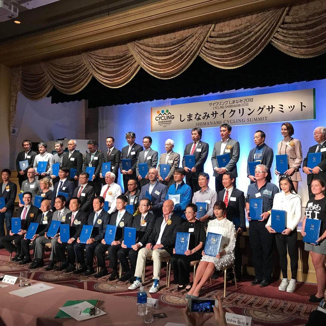 道端カレンさんのインスタグラム写真 - (道端カレンInstagram)「サイクリングしまなみ2018🚴‍♀️ しまなみサイクリングサミットにて、ツールド東北の広報大使として、事務局長と共に登壇させていただきました！ 第2部のレセプションでもたくさんの方とお話しさせていただきました。 まだ松葉杖のため自転車へは乗れないのが残念ですが、明日、サイクリングしまなみ2018に参加される7000名のライダーのみなさま、どうぞ楽しんでください。 私はDコースのスターターと、尾道ゴールでのステージへの登壇などさせていただきます。」10月27日 20時20分 - karenmichibata