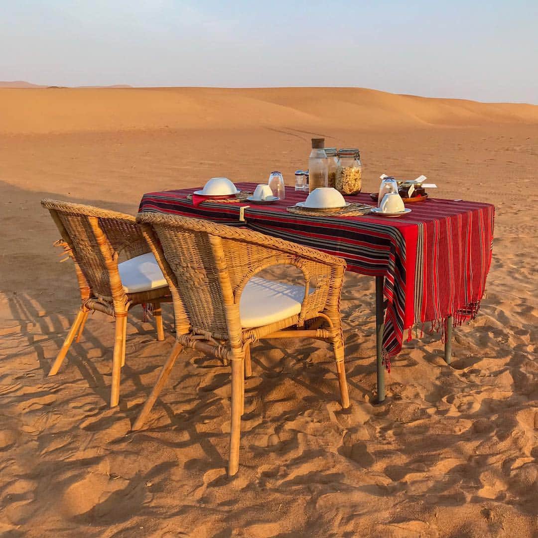 栗田あづみのインスタグラム：「たった二人のためだけに 全てが用意されている。 . 朝日を浴びながら 砂漠の朝食。 . 何を食べても美味しく 幸せを噛みしめる。 . #luxurytravel #travel #luxuryhotel #hotel #vacation #luxurydestination #luxtination #oman #wahiba #hudhud #remote #resort #desert #camping  #旅 #ラグジュアリー #ラグジュアリートラベル #ホテル #高級ホテル #バケーション #個人旅行 #秘境 #オマーン #中近東 #リゾート #砂漠 #ワヒバ #キャンプ」