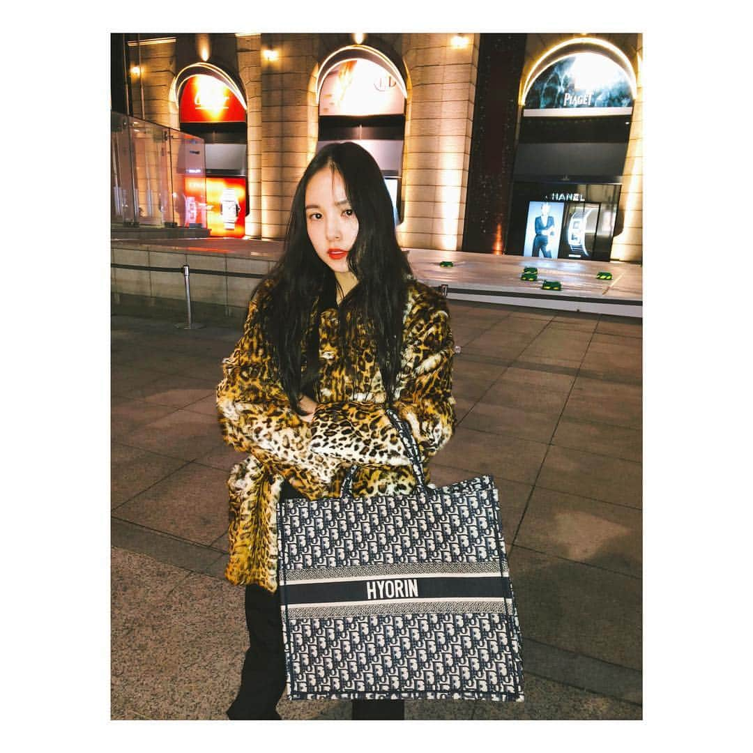 ミン・ヒョリンさんのインスタグラム写真 - (ミン・ヒョリンInstagram)「❤️HYORIN❤️#DiorBookTote #ABCDIOR #Dior @Dior」10月27日 22時28分 - hyorin_min