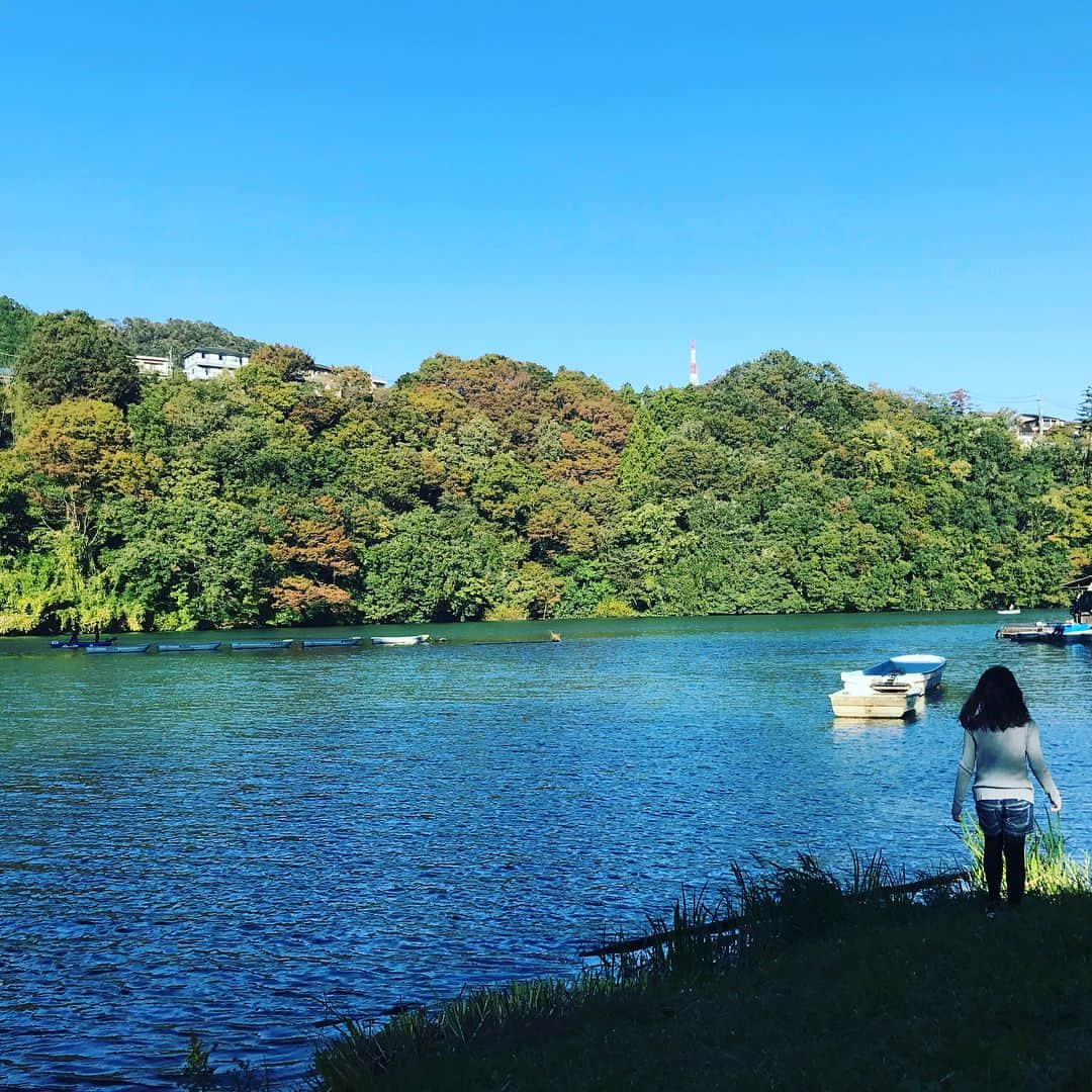 寺崎裕香さんのインスタグラム写真 - (寺崎裕香Instagram)「姪っ子と(^^) 水と緑  癒されるーん。  窓から見える景色。  太陽の光で湖がキラキラしてた(*´-`)」10月27日 22時30分 - terachan0804