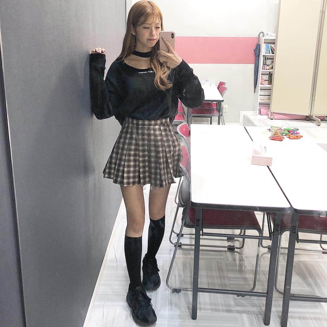 川崎ひかるのインスタグラム：「ハイソックス履くのハマってるの~🍂🖤 どこのかはタグ付けしてまス🏷❕ #todayscode #code #ootd #fashion #dailylook #데일리룩 #코디스타그램 #일상 #일본」