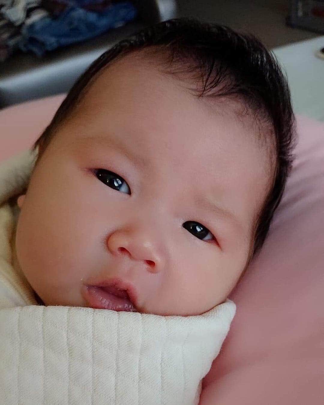のインスタグラム：「Happy one month Amelia! 😍💕👶🏻🍼 Our latest human family member! 😍🙏🏼💕 We love you already and we cannot wait to meet you! 🎉🍼🎉 #NewbornBabyGirl #PreciousBaby #HappyOneMonth 🎂」