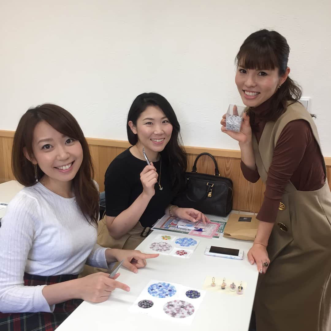 須黒清華のインスタグラム：「よしえさんのミルフィオリレッスンへ💕 好きな色のベネチアンガラスを好きな配置で並べて、お皿や箸置きが作れるんです😍✨ どのガラスも可愛くて、見ているだけで幸せ気分✨ 焼きあがるのが楽しみ〜‼︎ そしてたくさん揃えたくなってます😋 #ミルフィオリ #ミルフィオリレッスン #北川淑恵先生」