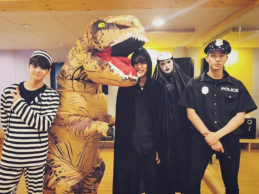 HALOのインスタグラム：「#헤일로 #HALO #할로윈 #halloween #팬사인회 #🎃💀 늦은밤까지_함께해주셔서_감사해요♥️ 💛  날씨가 너무너무 추워요💦  헤브여러분 감기조심하세요오✨✨👀」