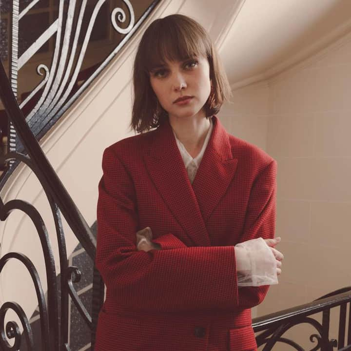 ステファンケリアンさんのインスタグラム写真 - (ステファンケリアンInstagram)「AUTUMN -- LOOK  Must-have of the season: a red coat to face the cold.  #stephanekelian #redcoat #autumnlook #fall #womensfashion」10月28日 1時55分 - stephane_kelian