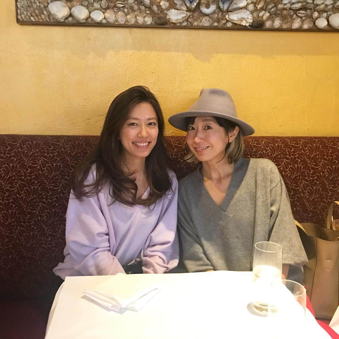 里田まいさんのインスタグラム写真 - (里田まいInstagram)「ヘキサゴン時代、歌衣装で大変お世話になっていたスタイリストのあべちゃんと。 @this_is_abechan  ニューヨークに遊びに来ていたので、一緒にランチしました(^^) 懐かしいね〜 そして、再会が嬉しい(^^) #ヘキサゴン #パボ #アラジン #里田まいwith合田兄妹  #里田まいwith合田家族  など。 全ての歌衣装はあべちゃんが！ 大変お世話になりました🙇‍♀️」10月28日 5時16分 - maisatoda_official