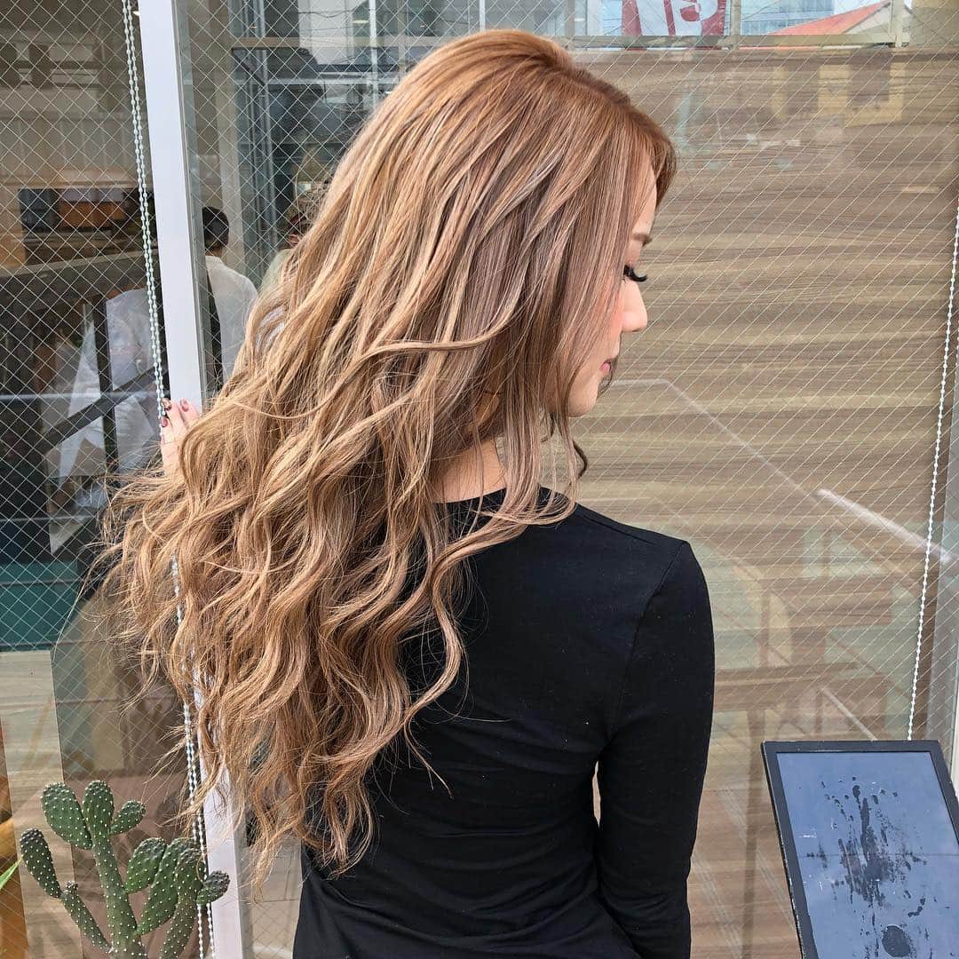 LORYのインスタグラム：「ローレンでカラーとトリートメント🌼🧡 担当は池さん @rollen_ike  ハイライトはいつも２回に１回のペースで いれてもらってます🍒 今回は全体カラーのみ😊 次はまたローライトも入れてもらう予定💕 #rollen #haircolor #ローレン」