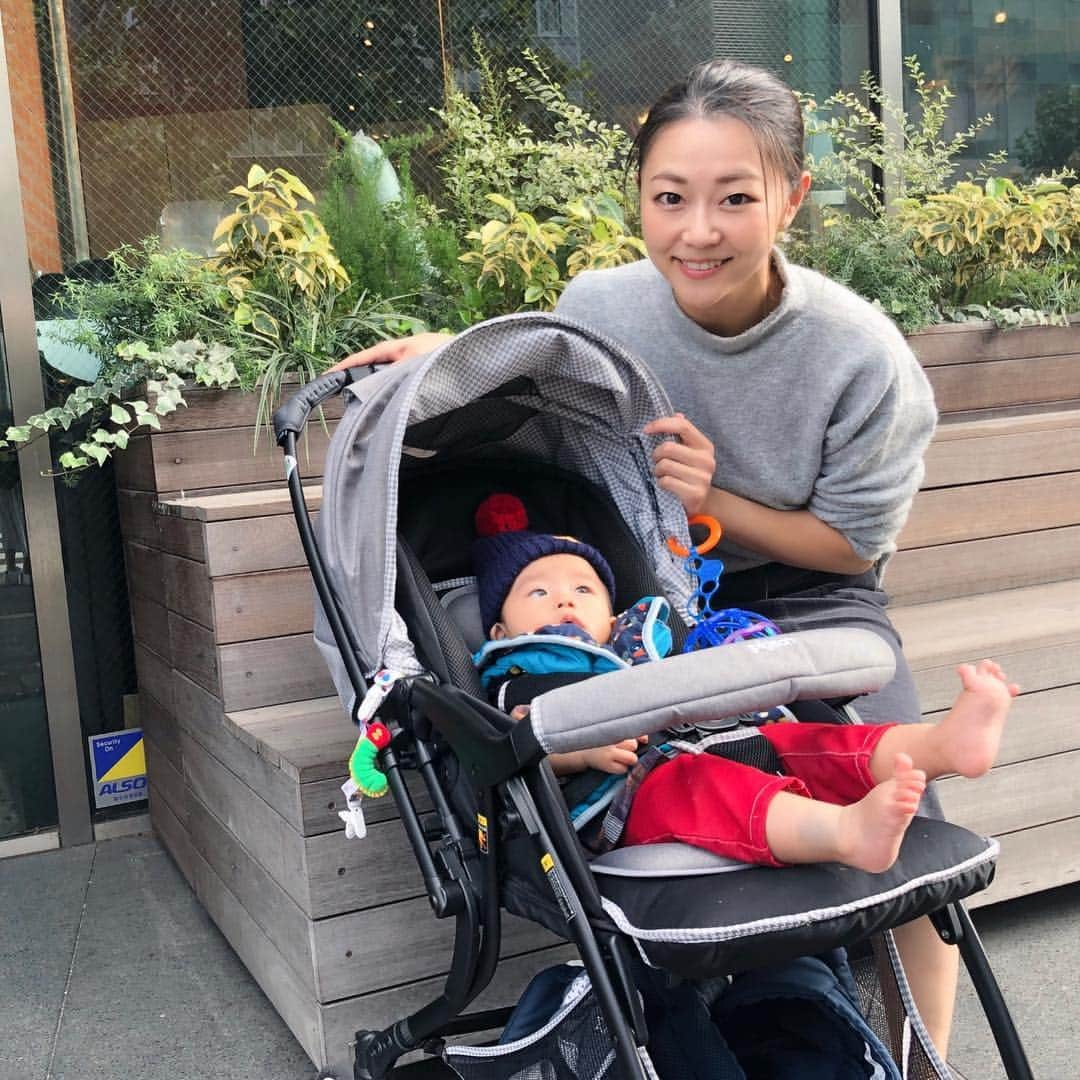 高山真実さんのインスタグラム写真 - (高山真実Instagram)「息子とツーショット👶 、 、 ハロウィン前の日曜日の原宿・表参道はやばかった😱 、 、 、 #お出かけ#原宿#表参道#産後#産後ダイエット#ダイエット記録#ママ#男の子ママ#ジム#トレーニング#フィットネス#筋トレ#筋トレ女子#エクササイズ#痩せる#ママトレ#妊娠前に戻す#完母#育児#子育て#gym#training#fitness#diet#babyboy」10月28日 15時19分 - mami.t888