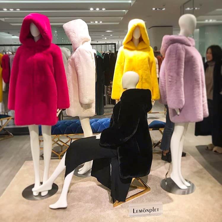 Official lemönplet Instagramさんのインスタグラム写真 - (Official lemönplet InstagramInstagram)「#FW18 #fake #fur #coat #fashion @lemonplet.official @galleriadept」10月28日 15時42分 - lemonplet.official