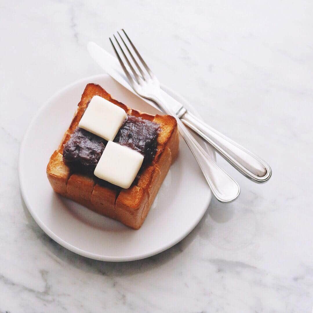 樋口正樹さんのインスタグラム写真 - (樋口正樹Instagram)「adzuki butter toast . 今朝はあんバター。 マッターホーンさんの ダミエみたいな市松に。 パンは厚切りですが、 サイズは小さめです。 . . #あんバター #あんバタートースト #ダミエ #ダミエトースト #市松模様 #あんこ部 #adzuki #toastgram #toastsforall #damiertoast #damier」10月28日 7時50分 - higuccini