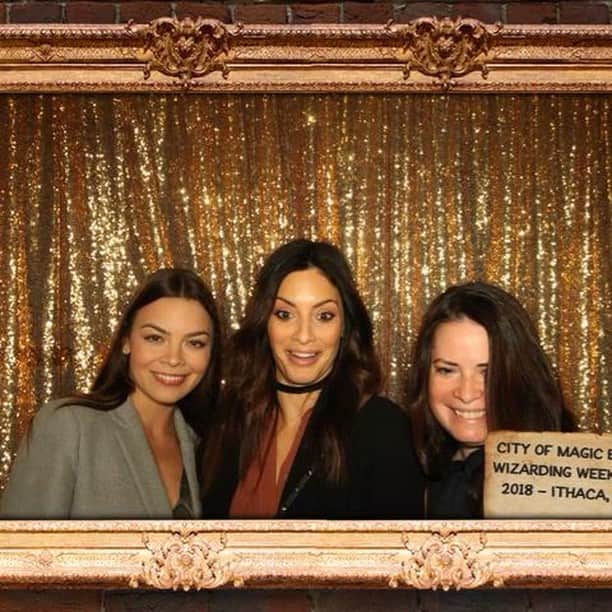 ホリー・マリー・コームズのインスタグラム：「Happy hauntings. @ericacerra @scarleybyrne #wizardingweekend」