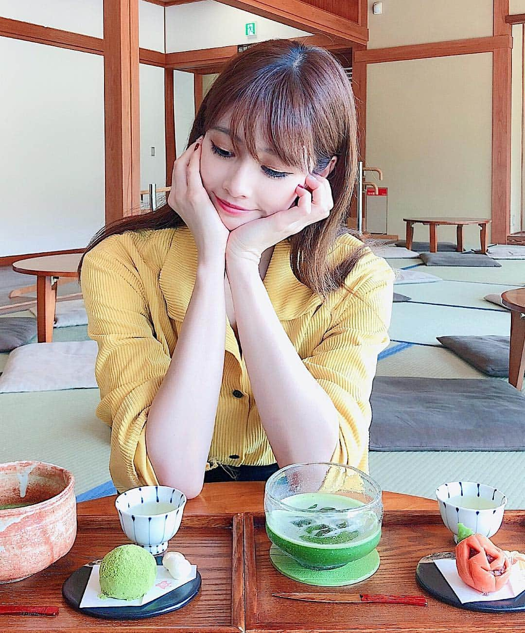 得あゆさんのインスタグラム写真 - (得あゆInstagram)「Japanese sweets🍡🍠🎃 ・ 冷たい抹茶は本当に美味しい🍵 いつも洋菓子ばかりの私も和菓子久しぶりに食べて美味しい和菓子ってこんなに美味しいんだ！って思った。笑 松江は日本三大和菓子👏🍡✨ ・ ・ ・ ・ ・ #松江#日本#ハロウィン#halloween#和菓子#お茶#おやつ#デザート#スイーツ#美女#島根県#ご縁の国しまね#島根旅行#旅行#旅#女子旅#お洒落#インスタ映え#綺麗#思い出#travel#japanesegirl#pr#観光#ただいま島根フォトコン#japantrip#beauty #sweets#japanesefood#greentea」10月28日 10時10分 - tokuayu819