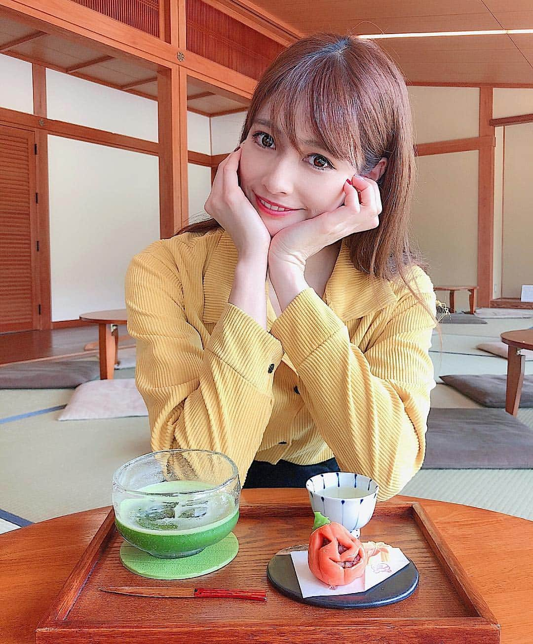 得あゆさんのインスタグラム写真 - (得あゆInstagram)「Japanese sweets🍡🍠🎃 ・ 冷たい抹茶は本当に美味しい🍵 いつも洋菓子ばかりの私も和菓子久しぶりに食べて美味しい和菓子ってこんなに美味しいんだ！って思った。笑 松江は日本三大和菓子👏🍡✨ ・ ・ ・ ・ ・ #松江#日本#ハロウィン#halloween#和菓子#お茶#おやつ#デザート#スイーツ#美女#島根県#ご縁の国しまね#島根旅行#旅行#旅#女子旅#お洒落#インスタ映え#綺麗#思い出#travel#japanesegirl#pr#観光#ただいま島根フォトコン#japantrip#beauty #sweets#japanesefood#greentea」10月28日 10時10分 - tokuayu819