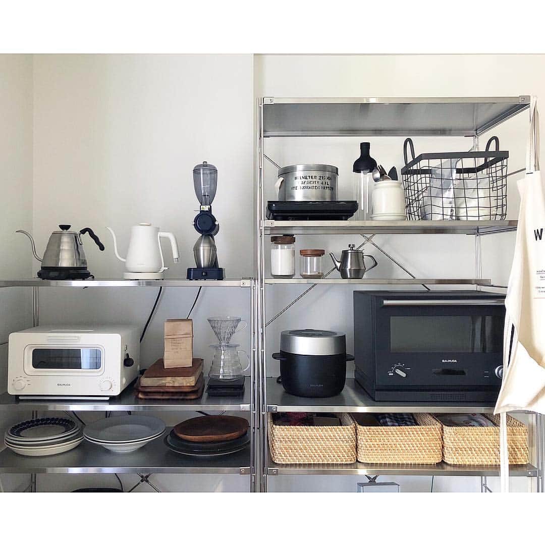 kumiさんのインスタグラム写真 - (kumiInstagram)「我が家で1番好きな場所☺︎ 楽天roomにもちょこちょこ載せています。 #kitchen#muji#balmuda#hario#puebco」10月28日 10時12分 - 93_0920