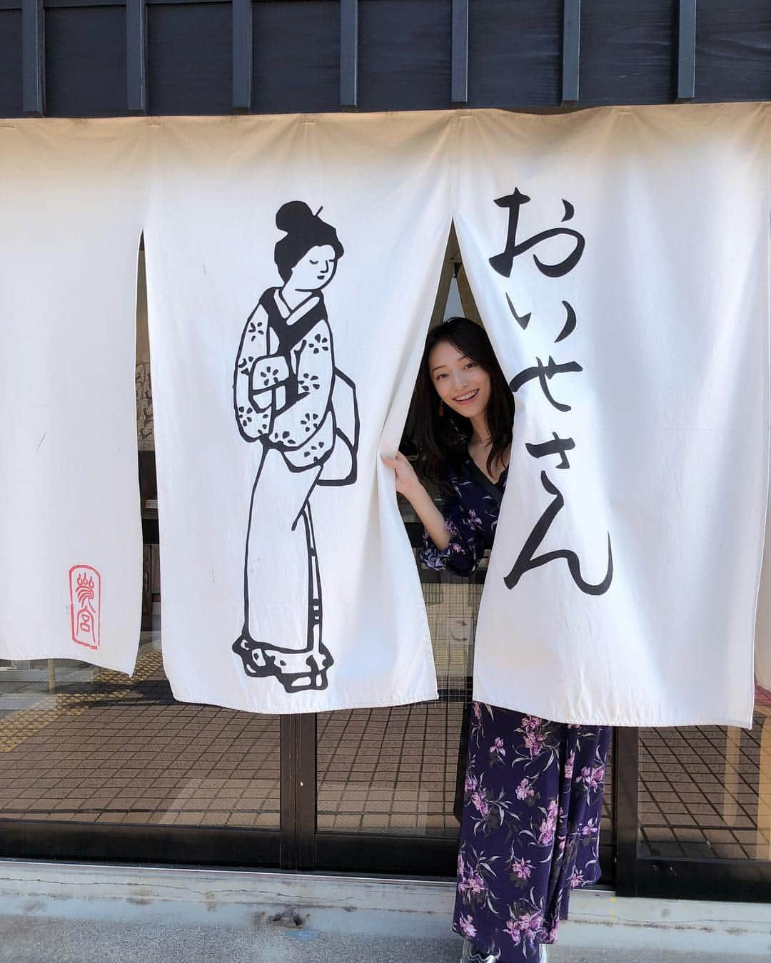 吉田理紗さんのインスタグラム写真 - (吉田理紗Instagram)「昨日からお伊勢参りしてます⛩ 来たかった"おいせさん"でたくさんお土産買ったよ💓 お清め塩スプレー使うの楽しみ！ #伊勢神宮 #お伊勢さん #伊勢 #お伊勢参り #おいせさん #お清め塩スプレー #isejingu #japan」10月28日 11時15分 - yoshirisaa