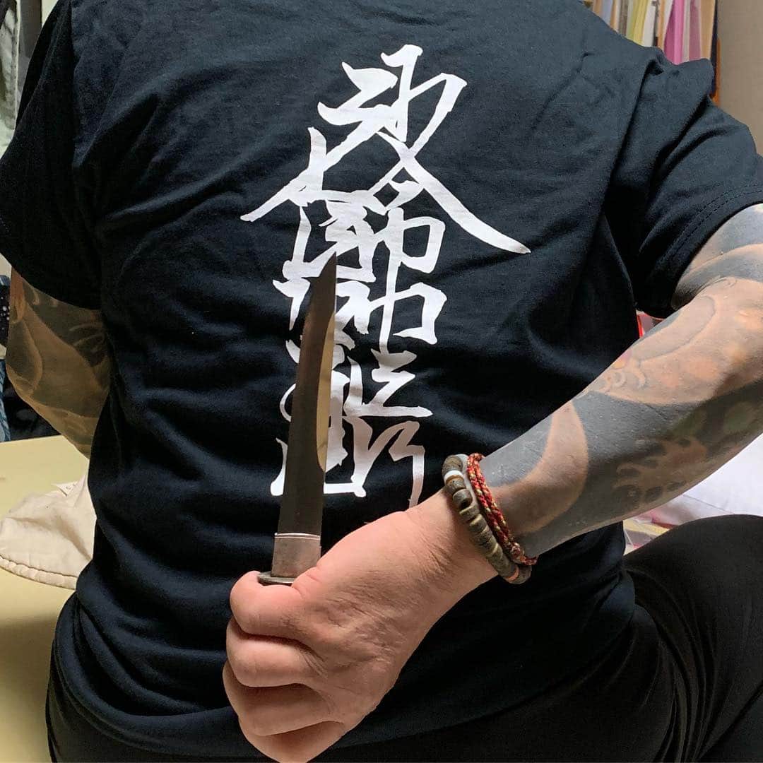 中野義仁さんのインスタグラム写真 - (中野義仁Instagram)「the 鐡槌 Tシャツとペンダント ありがとうございました。‼️ 接近戦用 close combat katana .笑い😅 @naojiharada @00kami00」10月28日 11時52分 - horiyoshi_3
