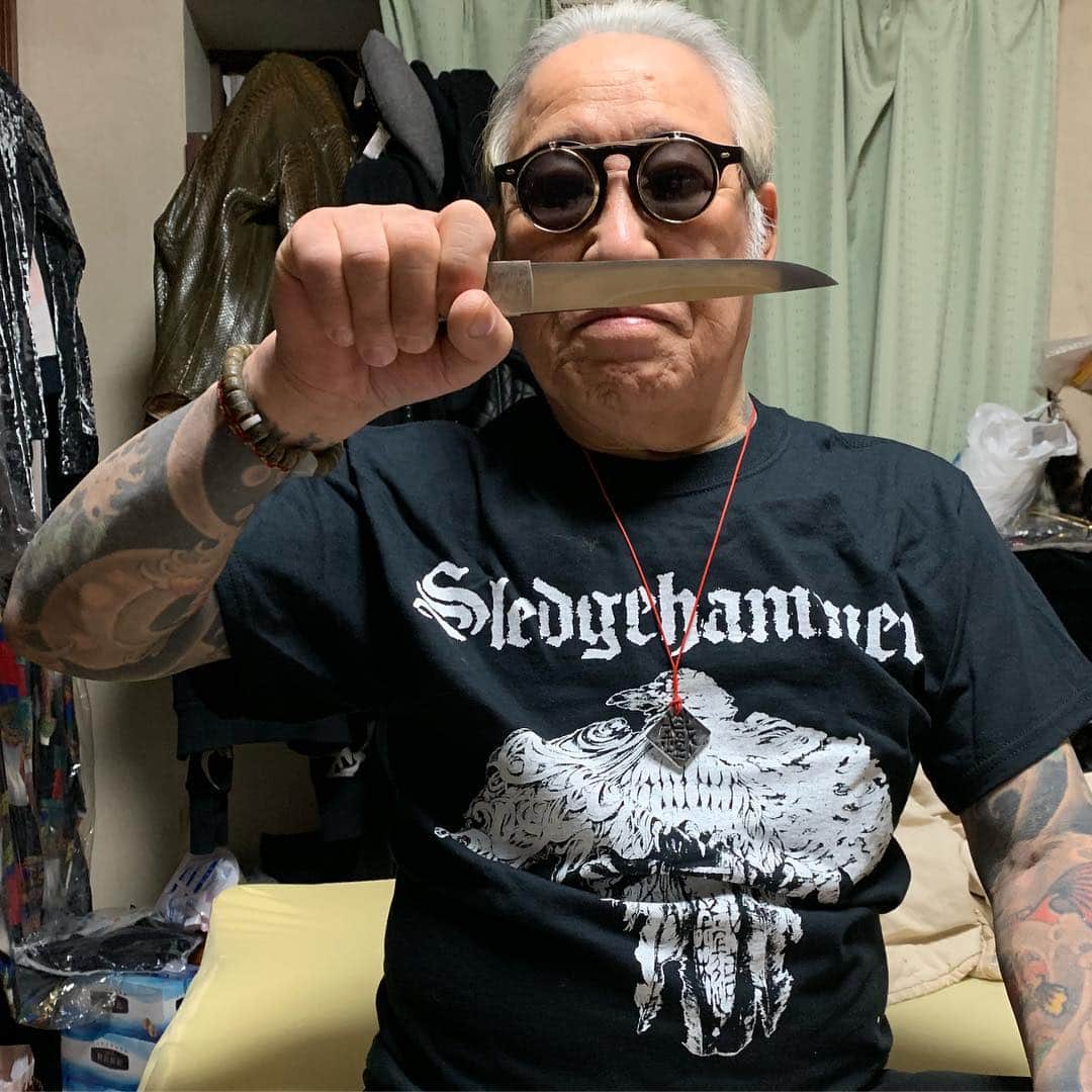 のインスタグラム：「the 鐡槌 Tシャツとペンダント ありがとうございました。‼️ 接近戦用 close combat katana .笑い😅 @naojiharada @00kami00」