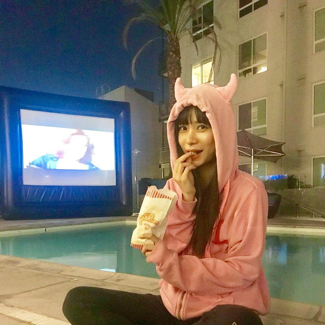 高瀬友規奈さんのインスタグラム写真 - (高瀬友規奈Instagram)「Watching a horror movie ‘Carrie’ at night...at our poolside...😈📽🍿 ・ ・ ・ 住んでるアパートメントのプールサイドでホラー映画上映があって半ば強制鑑賞だよ。」10月28日 11時58分 - yukina_731