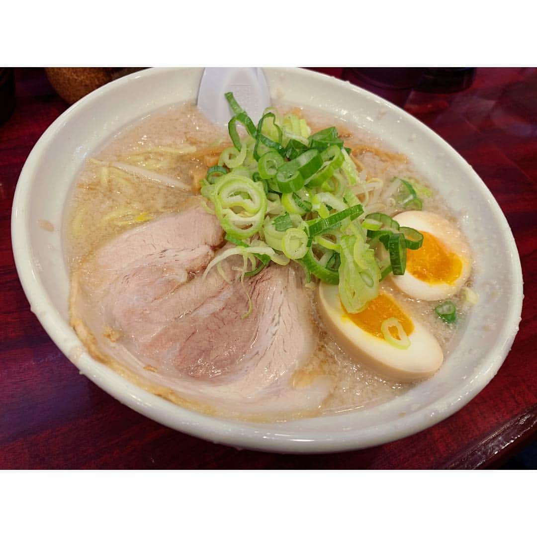 繁田美貴さんのインスタグラム写真 - (繁田美貴Instagram)「*＊ 醤油ラーメンなのですが白い、 そのワケは。 #背脂背脂背脂。。 #背脂の下 に隠れる #醤油 の色 #背脂 って #なんでこんなに美味しいの でしょう🤤 #器のふちに付いた背脂まで愛おしい(笑) #醤油味玉子らーめん #錦糸町 にて #ラーメン #大好き #ラーメン女子 #🍜 #はんだのラーメン記録」10月28日 12時10分 - handa_miki