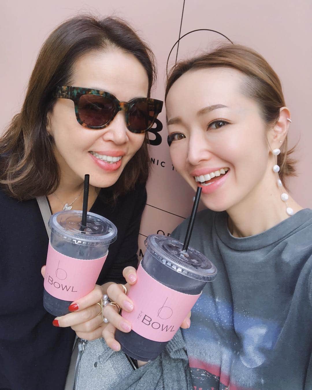 のインスタグラム：「Charcoal smoothie with @nobukoaspen @thebowl_organic 👍🏻💗 表参道にあるオーガニックカフェ「THE BOWL」の炭スムージーが美味しかったです!! #charcoal #thebowl #omotesando #organiccafe #表参道カフェ #炭 #akiweng #nobukokang #motheranddaughter #翁安芸」