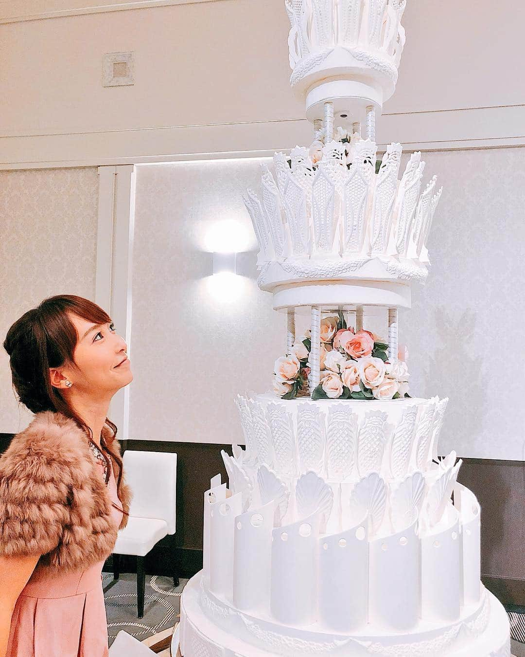 長久梨那さんのインスタグラム写真 - (長久梨那Instagram)「． 結婚式❤️ 今年何回目🤔⁉️ #三十路 #結婚ラッシュ #品プリ #品川プリンスホテル #ホテル #結婚式 #結婚 #ウェディング #ケーキ #ウェディングケーキ #ブライダル #wedding #cake #bridal #hotel #30歳 #30 #girl #friends #instagood #followｍe #❤️」10月28日 12時22分 - rinanagahisa