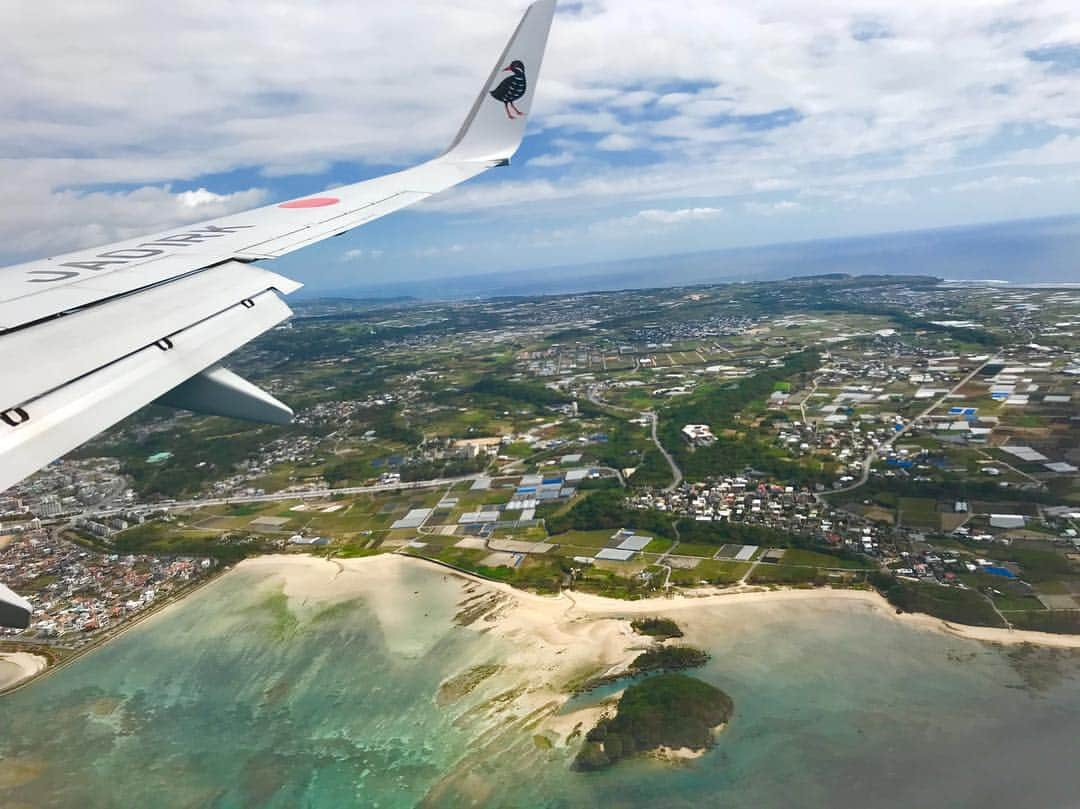 仲江祐菜のインスタグラム：「修学旅行で沖縄に行ってきました🌺 初めて飛行機から見る景色は綺麗で最高だったなぁ✈️ . 沖縄で撮った写真沢山あげてきます👀♡♡ . #沖縄 #沖縄旅行 #修学旅行 #飛行機 #景色 #海 #sea #jk #instagood #instalike #follow #me #picture」