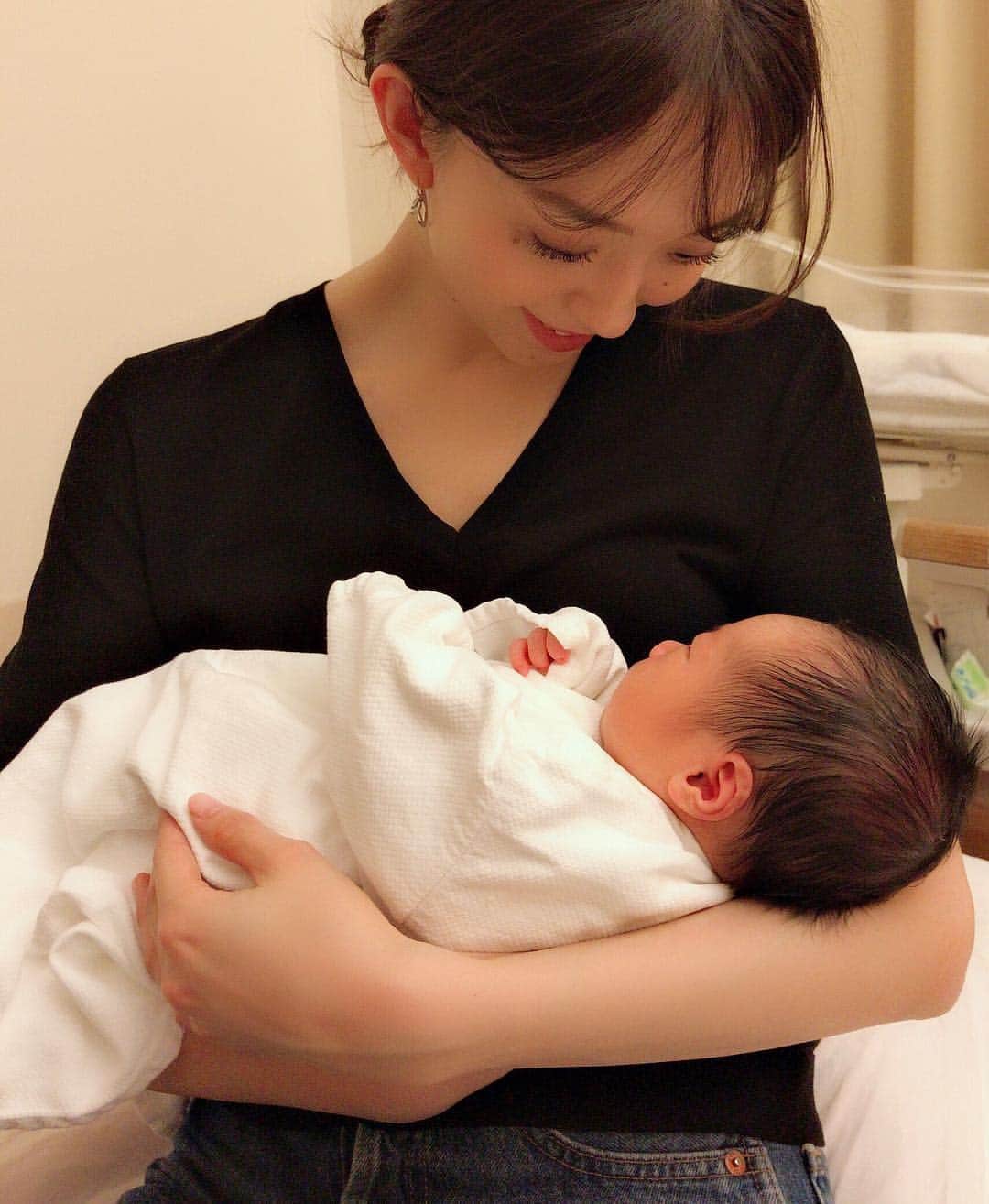 松島花さんのインスタグラム写真 松島花instagram 会えた 初だっこ 昨日のトークショーを終えて どうしても会いたくて急いで尾道へ 今日 お休みだったのでせっかく神戸まで 行ったのだから行くしかない と思って もう可愛いすぎて 可愛すぎ