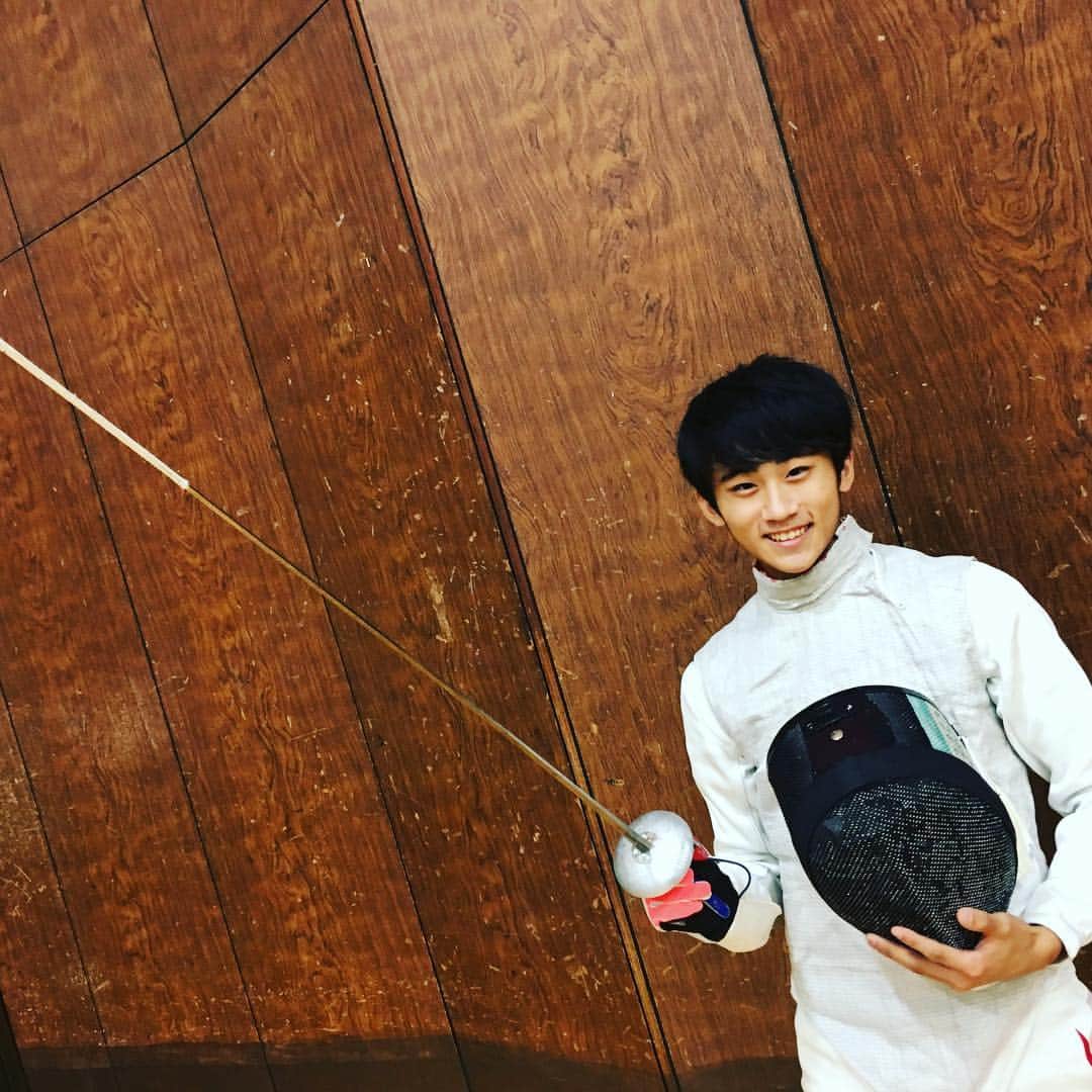 のインスタグラム：「こんにちは！ MBCスポーツ、今日も午後6時から生放送でお送りします！ 番組内コーナー「ヒーローファイル」第4回は、鹿児島高校フェンシング部の林祥蓮選手を紹介します！！ 県勢20年ぶりの国体フェンシング少年男子入賞の立役者は、まだ16歳！ どんな選手なのか、 ぜひ放送をお聴きください🙇‍♂️ #mbc #sports #鹿児島 #fencing #フェンシング #国体」