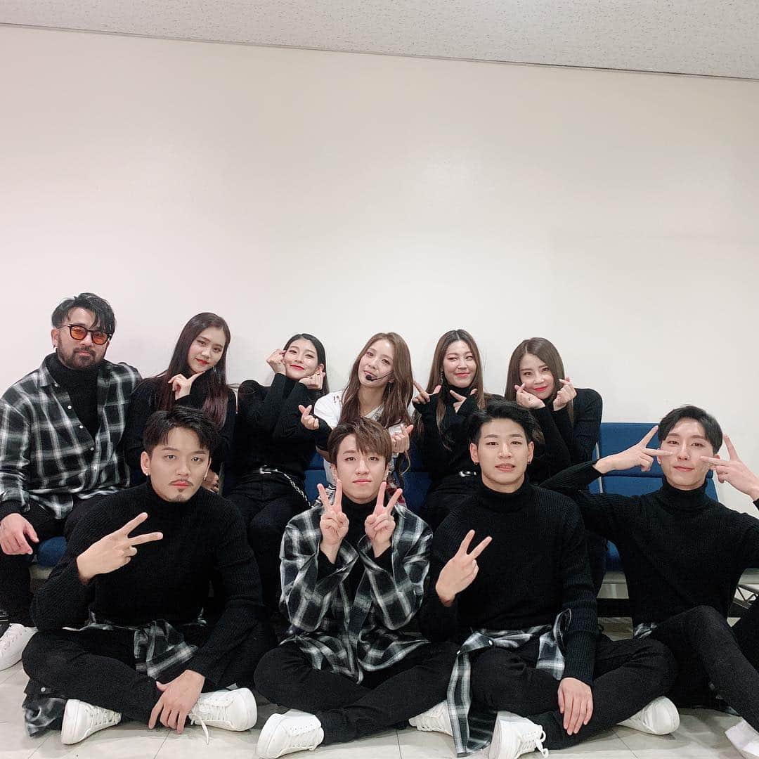 BoAのインスタグラム：「첫방송 끄으으으읕 ;) 👻 나 드느라 잡아주랴 같이 춤추랴 고생많은 울 댄서팀😘 고생많았어염~~ 남은 한주 신나게 가자요➰🙏❣️❣️」