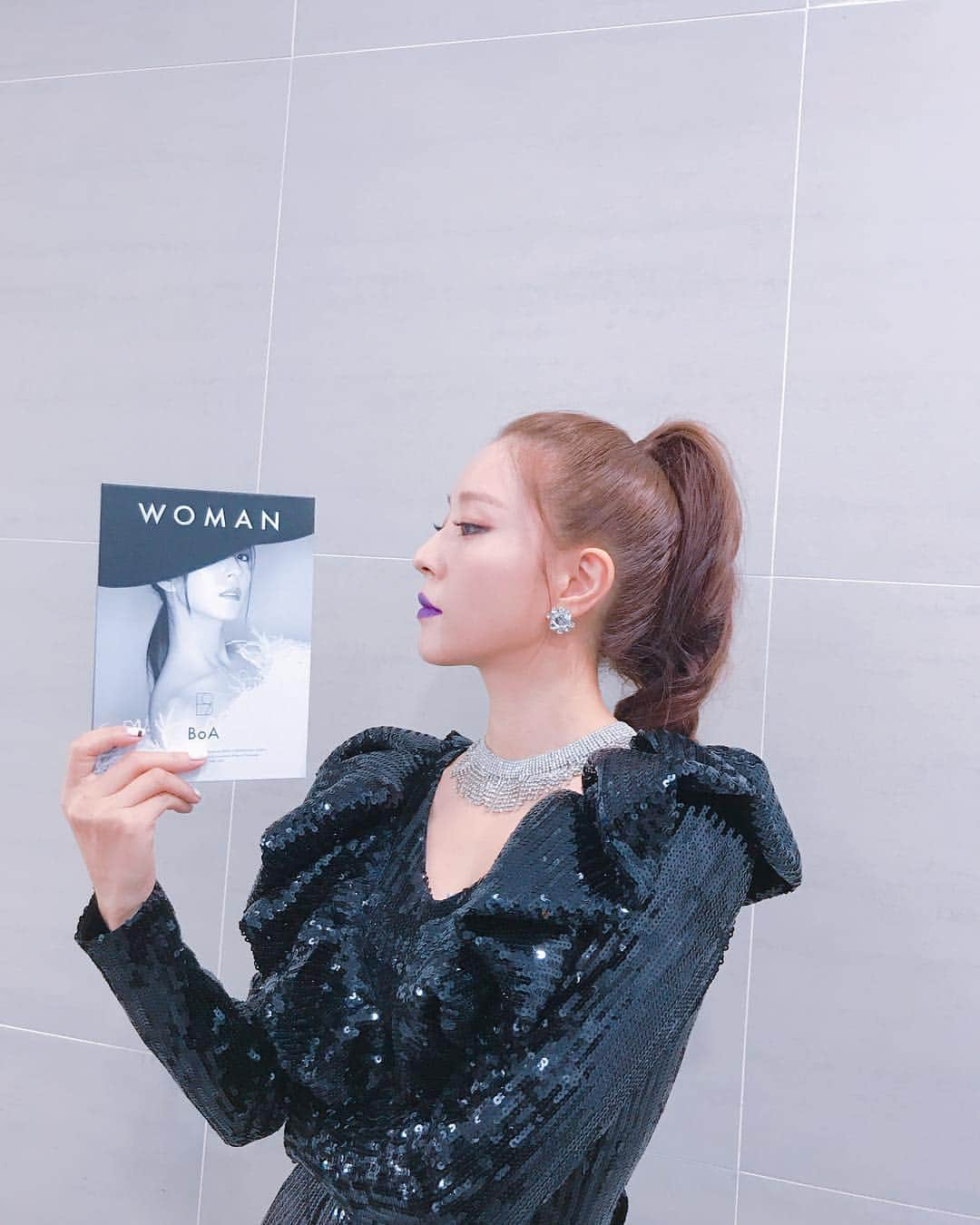 BoAさんのインスタグラム写真 - (BoAInstagram)「내 소중이~~😘❤️ #woman 9집 WOMAN👠 음악은 이래서 참 좋다🎶👻」10月28日 13時59分 - boakwon