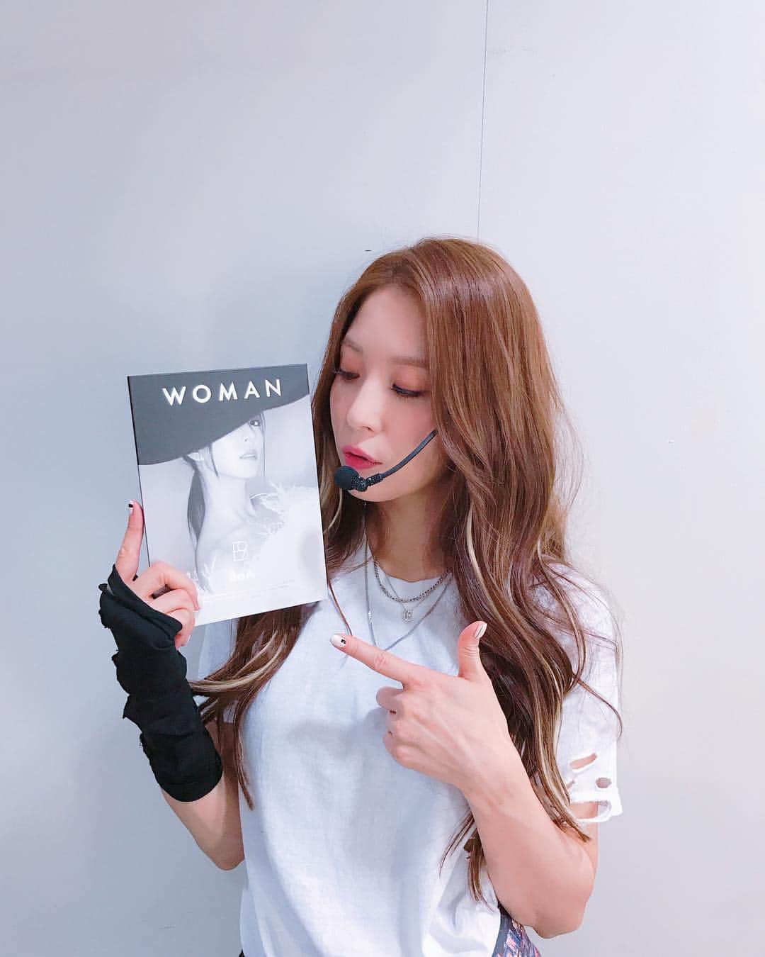 BoAのインスタグラム：「내 소중이~~😘❤️ #woman 9집 WOMAN👠 음악은 이래서 참 좋다🎶👻」