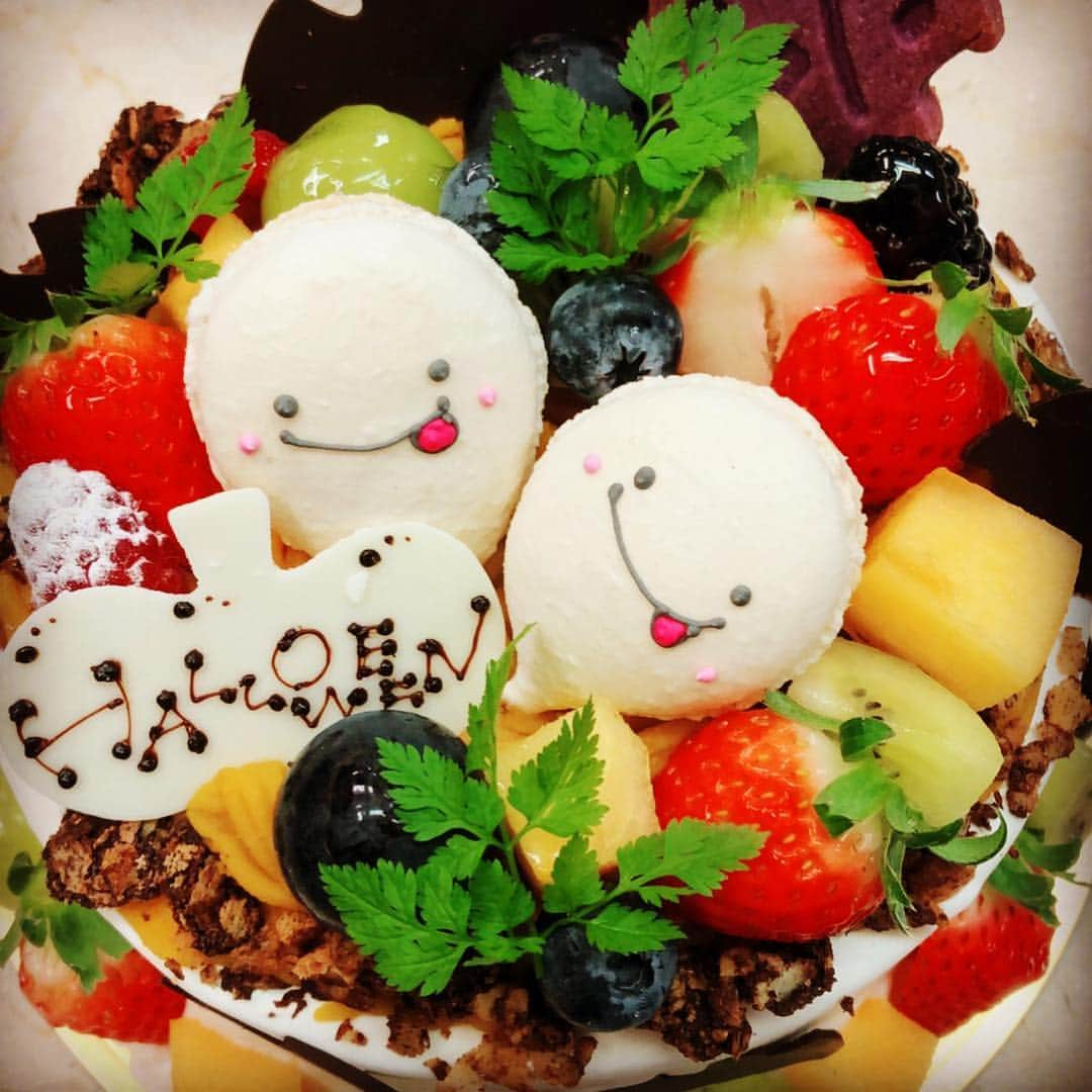 ケーキ&カフェ 海風堂さんのインスタグラム写真 - (ケーキ&カフェ 海風堂Instagram)「Happy Halloween! Trick or Treat!  #海風堂 #スイーツ #ハロウィンスイーツ #ハロウィン #市川 #市川大野 #南大野 #マカロン #ケーキ #macaron」10月28日 14時21分 - mistral_kaifudo