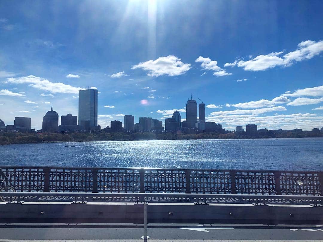 内田敦子さんのインスタグラム写真 - (内田敦子Instagram)「﻿ ﻿ ﻿ ボストン2日目。﻿ ﻿ ﻿ フリーダムトレイルという歩道に沿って﻿ ボストンの街を散策。﻿ ﻿ ﻿ 快晴だったけど﻿ 寒すぎて風が冷たかったので﻿ ハーバード大学の生協でニット帽を購入。﻿ でかでかとハーバードって書いてあります。笑﻿ ﻿ ﻿ ボストン美術館へ行った後は﻿ 名物のクラムチャウダーとロブスターを食して﻿ お腹いっぱい🤤﻿ ﻿ ﻿ #boston #freedomtrail #museumoffinearts #harvard #harvarduniversity #clamchowder #lobster」10月28日 14時24分 - atsuko_uchida1205