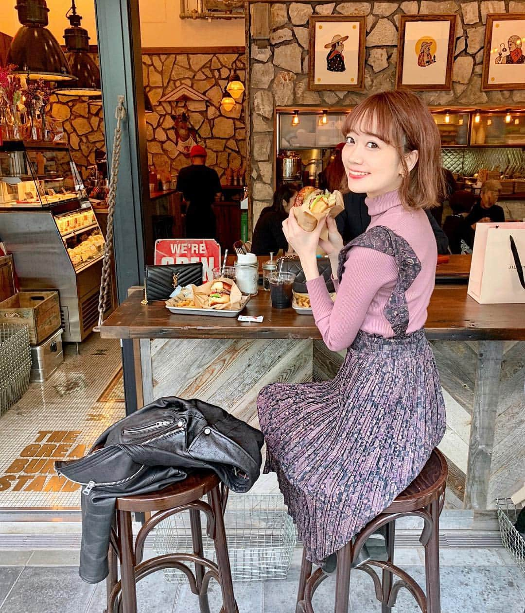 佐藤瀬奈さんのインスタグラム写真 - (佐藤瀬奈Instagram)「渋谷ストリームの THE GREAT BURGER でランチ❤️ 天気が良いから外で食べるのが気持ち良い〜😆♡ モッツァレラチーズバーガーが激うまでした🤤 ・ 最近色々あって気が滅入ってたけど、親友に会うと本当に元気もらえる！いつもありがとう😭 ・ お洋服は全身 @paravion_official 👗 また正面の写真も載せるね💕 ・ ・ ・ #thegreatburger  #渋谷ストリーム #渋谷ランチ #東京ランチ #東京グルメ #ハンバーガー #ハンバーガーランチ #humberger  #tokyolunch  #paravion  #せぷコーデ」10月28日 14時28分 - senapuu