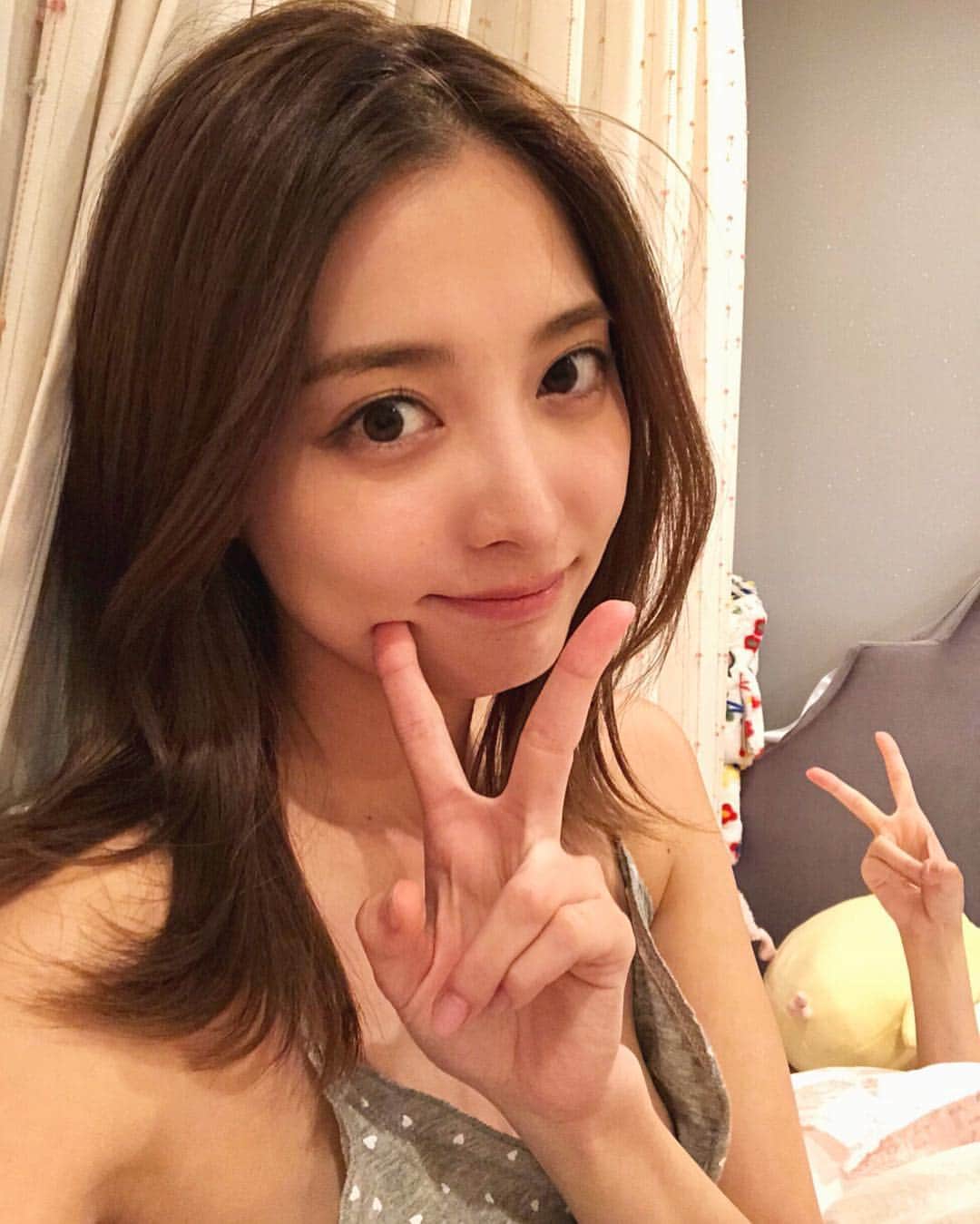 大石絵理のインスタグラム：「妹のベッドでおしゃべり👭 おやすみなさい〜🌙」