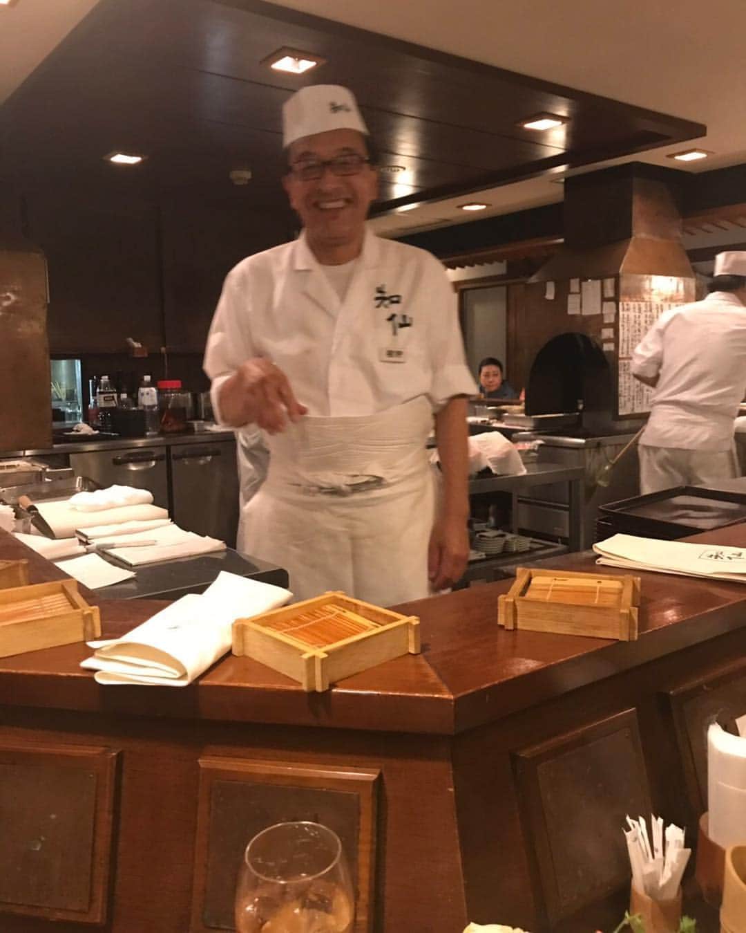 キャシー中島さんのインスタグラム写真 - (キャシー中島Instagram)「* 仕事終えて東京に帰ります。 今夜は家族と大好きなお店六本木の知仙で待ち合わせ、ここは串揚屋さんですがお刺身もすごくおいしいの。 今夜私が大好きなミル貝のお刺身を用意してくれました。 ハルコもかなえもパパもリカルドも私を待っててくれました。 さぁ乾杯、今夜は家族時間です❣️ 洋輔はお仕事でお留守番です… 残念❣️😢 * #空港#飛行機#夕暮れ  #dusk#airport #お刺身#知仙」10月29日 0時26分 - official_kathynakajima