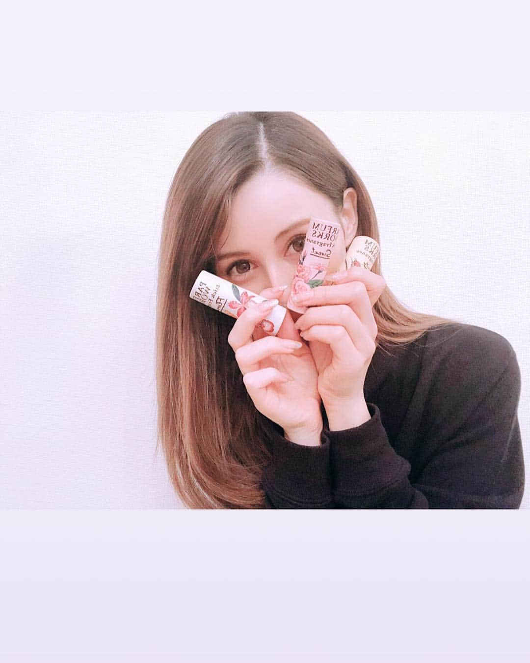 ダレノガレ明美さんのインスタグラム写真 - (ダレノガレ明美Instagram)「リップクリームみたいに簡単につけれる練り香水💄✨ 私がプロデュースしたパルファム ワークスは「香りで恋をしかける」って意味をこめたよ🌹近づいた時にさりげなくいい香り…絶対モテるでしょ😝⁉️ ドンキで沢山売れてるみたい✨すっごく嬉しい🤗 #dting #ダレノガレ明美 #香水 #練り香水 #ドンキ」10月29日 0時28分 - darenogare.akemi