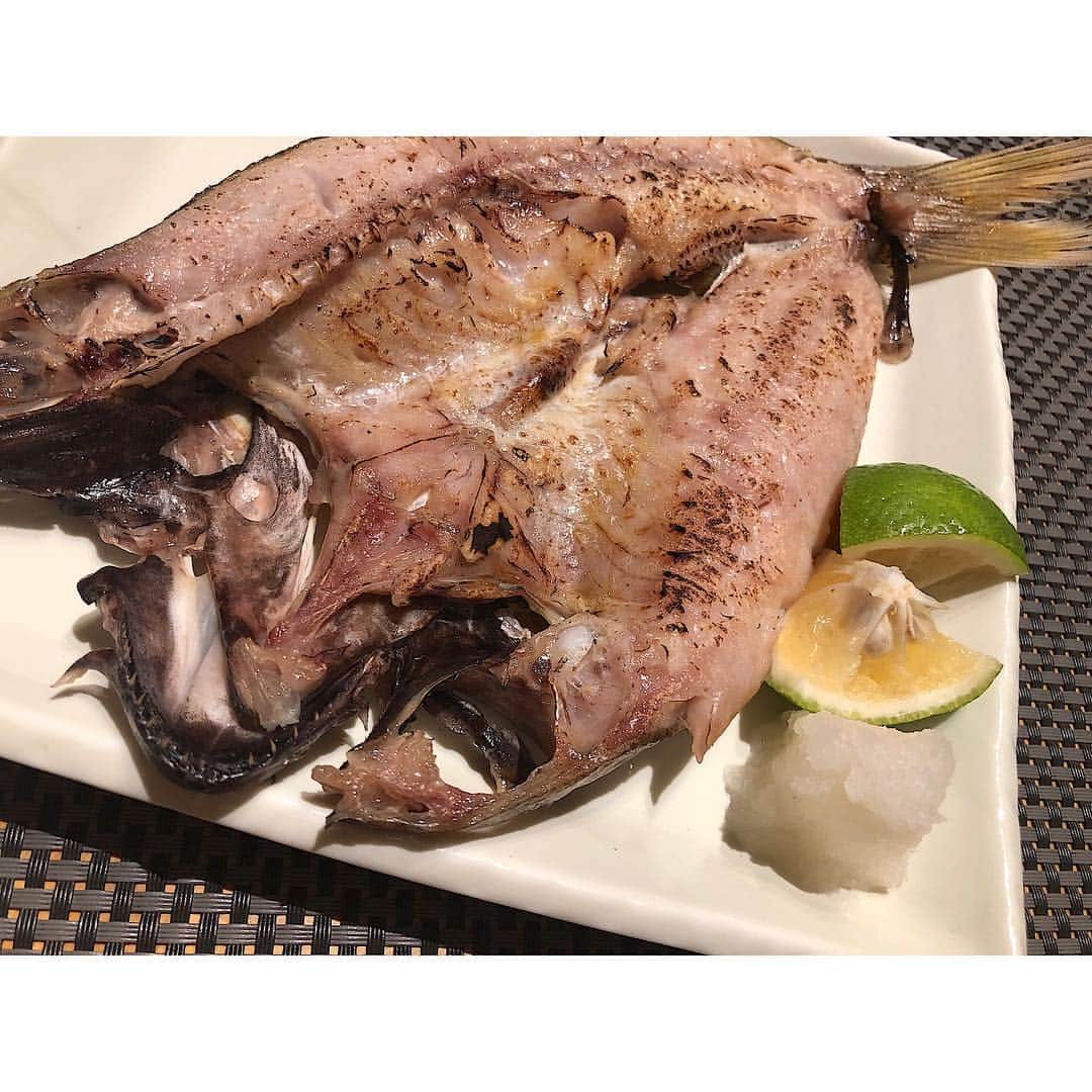 のインスタグラム：「黒ムツの干物 1枚目がお湯で煮てからバーナーで炙ったバージョン。 2枚目が焼いたバージョン。 . 干物はもちろん手作りです！ 3枚目4枚目が干物作り中の写真！今回はピチッとシートで作ったよ😄 . 干物をお湯で煮るってめずらしいでしょ！？ 実際やってみるとめちゃくちゃ美味しいです😆身がふわふわになって甘みが出るの😆 是非試してみて！ #JKなつ弁 #クッキングラム #デリスタグラム  #深夜食堂 #黒ムツ #干物 #魚食文化 #cookingram #delistagram #cooking #cook #yammy #fish」