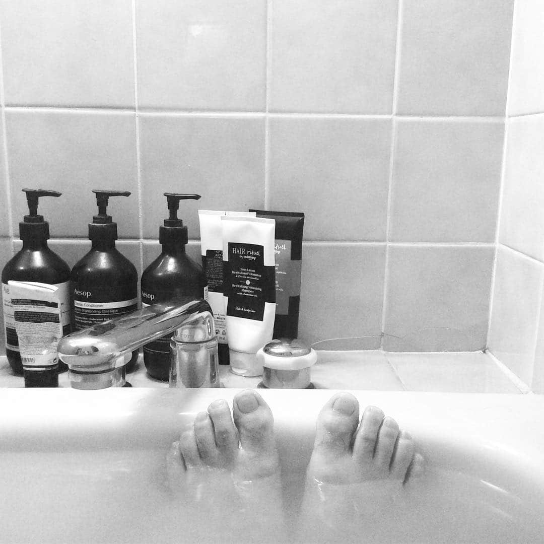 丸山敬太さんのインスタグラム写真 - (丸山敬太Instagram)「ひたすら詰めて運んだら 今度はひたすら開ける。  引っ越しって大変。  やっとお風呂にこぎつけた。 こんなに物に溢れてるのに 必要な物が見つからない不思議。。。 でも今日は寝まーす。 年内には片付けるぞ！」10月29日 0時42分 - keitamaruyama