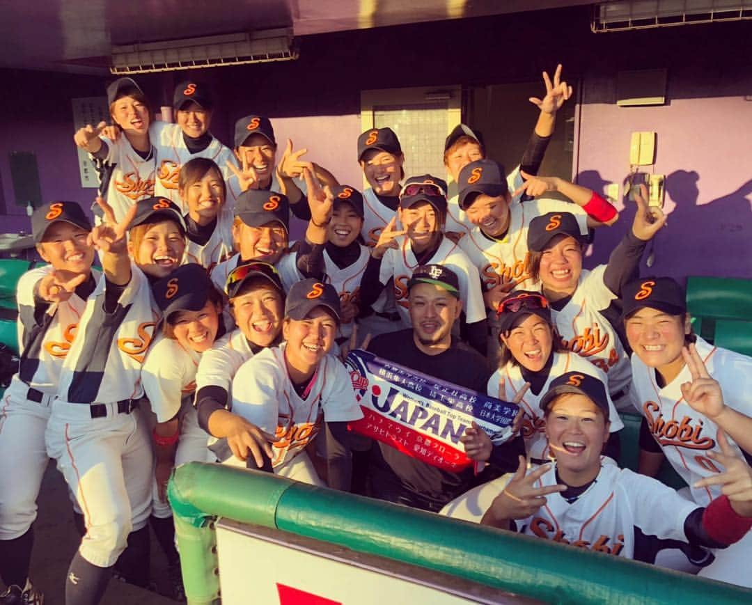 大江健次さんのインスタグラム写真 - (大江健次Instagram)「女子野球JAPANCUP優勝は京都フローラ⚾️準優勝の尚美学園大学は埼玉の学校なんす！元ライオンズのレジェンド新谷監督のもと見事初の決勝進出の快進撃！敗れた直後おこがましいのを承知で一枚頂きました！みんな笑顔！これが今大会の全てを物語っています！女子野球の良さがたくさんの人に伝わって欲しいです！選手の皆様ほんまにお疲れ様でした！(関西弁)  #女子野球 #JAPANCUP #取材 #最高でした」10月29日 1時08分 - mckj_hagestagram