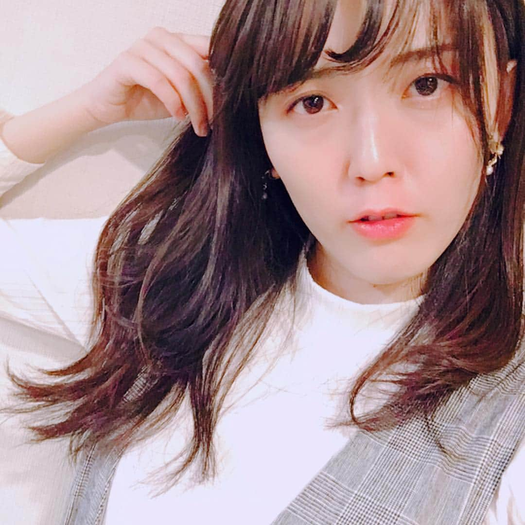 藤田彩さんのインスタグラム写真 - (藤田彩Instagram)「この前美容院で、 髪を切って 久しぶりにカラーし直してもらいました°ʚ(*´꒳`*)ɞ°. . 美容師さんといろ〜いろ相談して バイオレット？のような色にして頂きました*ଘ(੭*ˊᵕˋ)੭* ੈ✩‧₊ . 秋っぽい感じになりたいなと思いまして。 . . カットも、 なんか長さに段？を入れて頂いて 巻いた時に動きがつきやすいようにしてくださいました。 . 確かにアレンジしやすそう〜〜〜〜〜 やりやすそう〜〜〜〜〜〜〜 ありがたい〜〜〜〜〜〜🙏🏻🙏🏻🙏🏻🙏🏻🙏🏻 . . . 私は髪の量がとんでもなく多いので、 元々、伸ばすととんでもないことになってしまう爆発髪だったのですが👹💥、 今の美容師さんに出会ってから 私の髪は落ち着いたいい子になってくれるようになりました。 . 美容師さんに圧倒的感謝です🙏🏻🙏🏻🙏🏻🙏🏻🙏🏻✨✨✨✨✨ . . . #ロングヘア #ヘアカラー #ゆる巻き #秋ヘア #秋ヘアカラー #謎のドヤ顔…」10月28日 16時57分 - tayayayayan