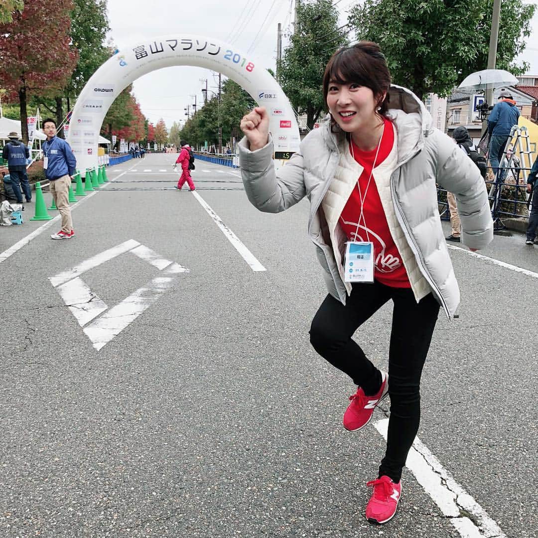 のインスタグラム：「富山マラソン！皆さんお疲れ様でした♡ #富山マラソン2018 #BBT #中継 #フィニッシュエリア #ランナー出迎え #晴れやかな表情 #お疲れ様です #伊藤恵祐 アナ #クマムシ #佐藤大樹 さん  #みなさん完走おめでとう」